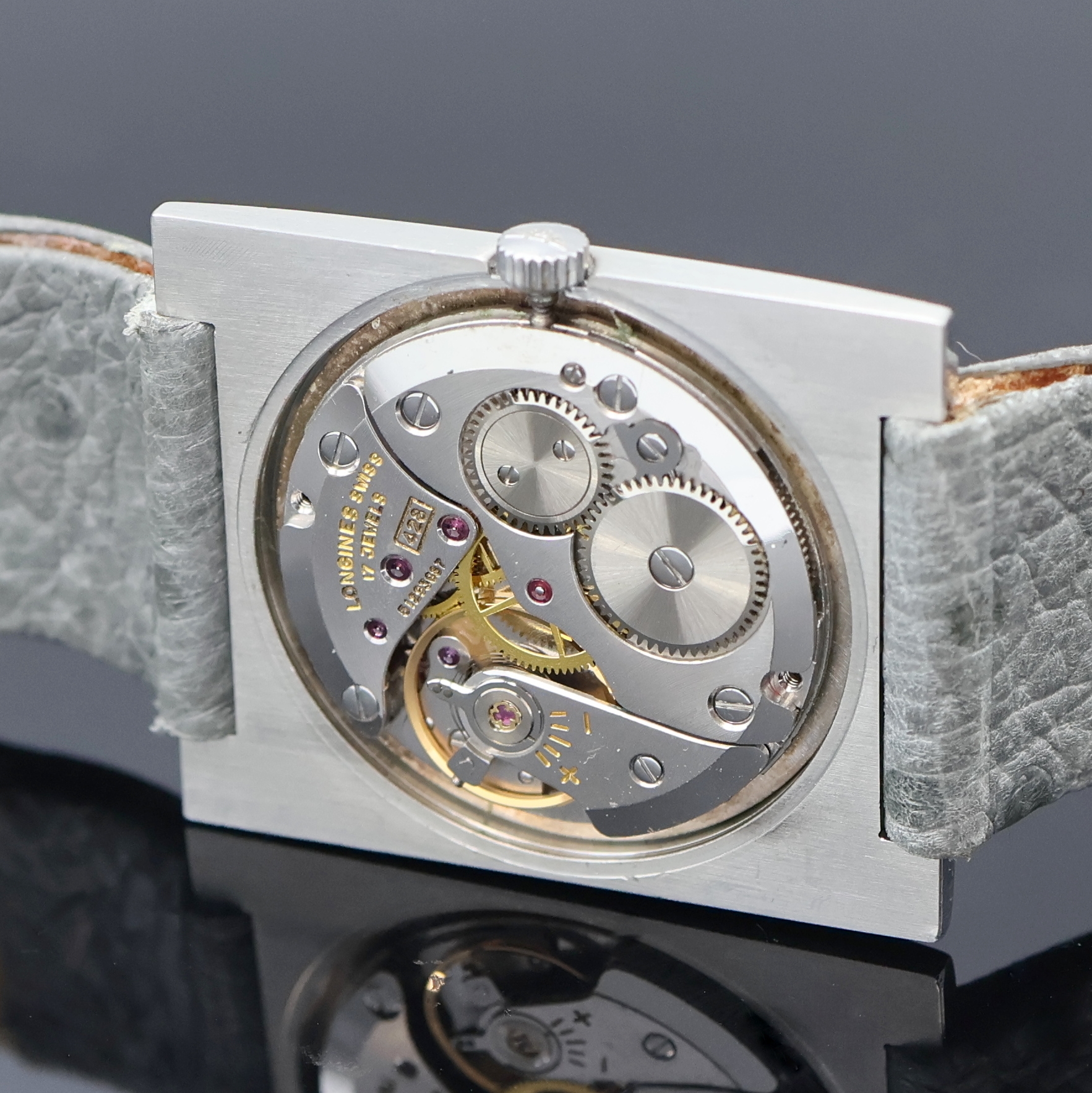 Detail e: LONGINES Armbanduhr in Edelstahl Referenz 8099 11, Schweiz um 1968, Handaufzug, 2-teil. Gehäuse, aufgedr. Boden dell., silb. Zifferbl. m. aufges. ...