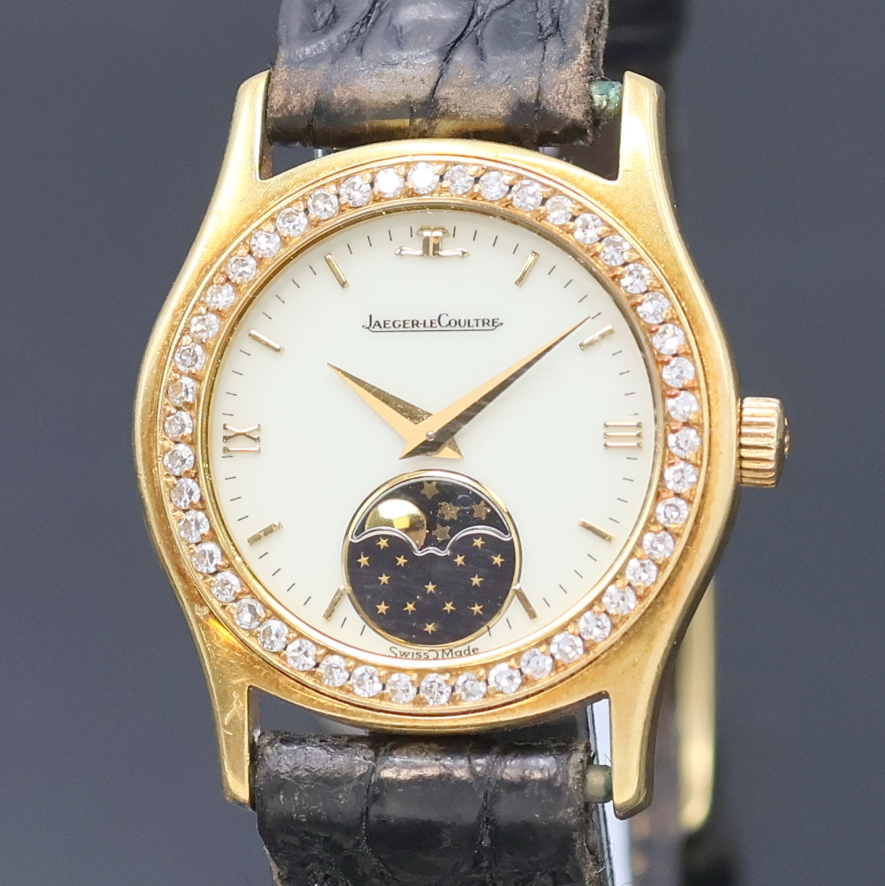 Detail a: Jaeger-LeCoultre Damenarmbanduhr in GG 750/000 Referenz 140.130.1, Schweiz um 1998, quarz, Boden 4-fach verschr., Lederband m. orig. verg. Dornschl., ...