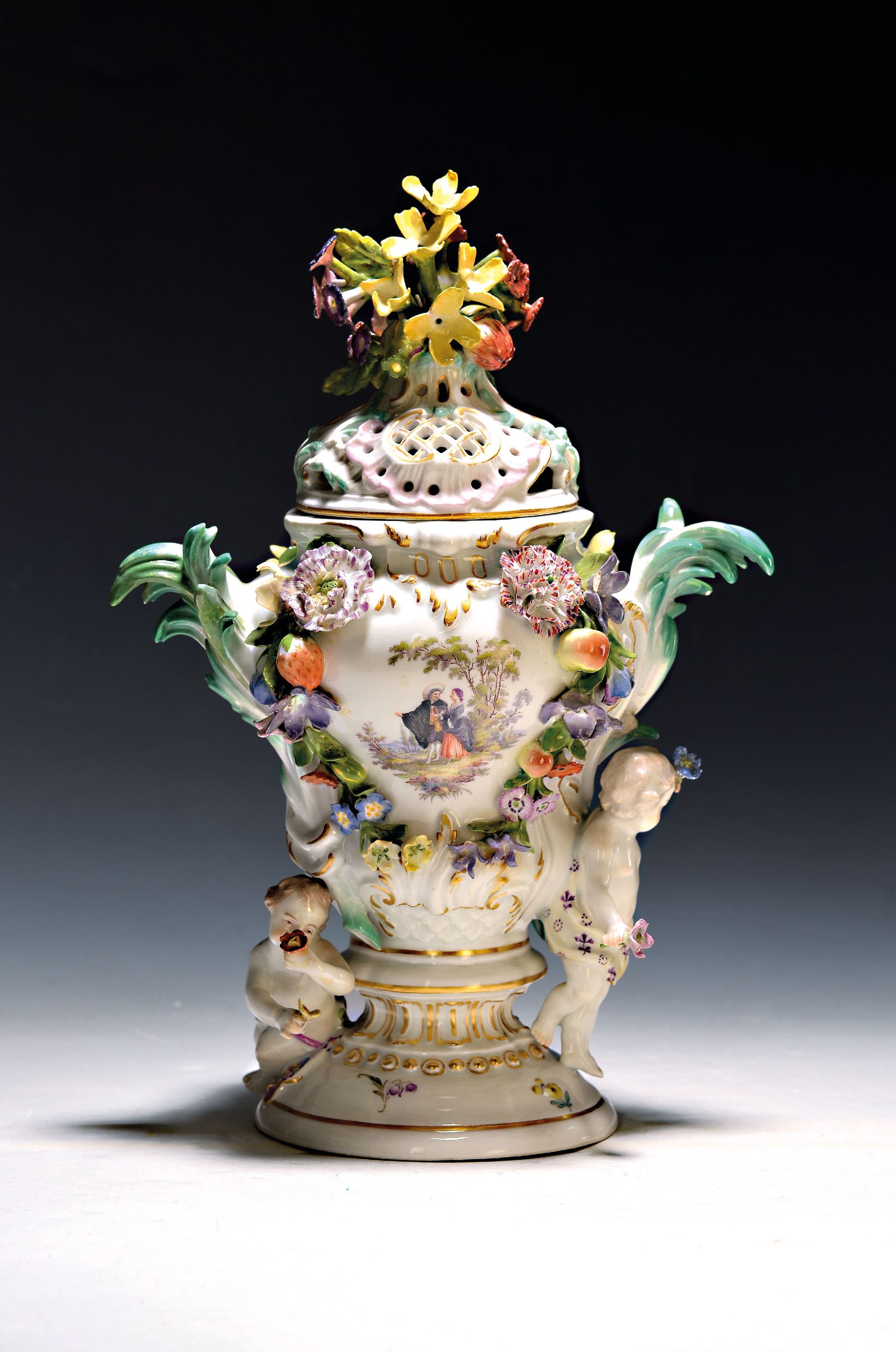 Image 27042535 - Potpourri-Vase, Meissen, um 1750, Porzellan, balusterförmiger Korpus mit stil. Henkel ...
