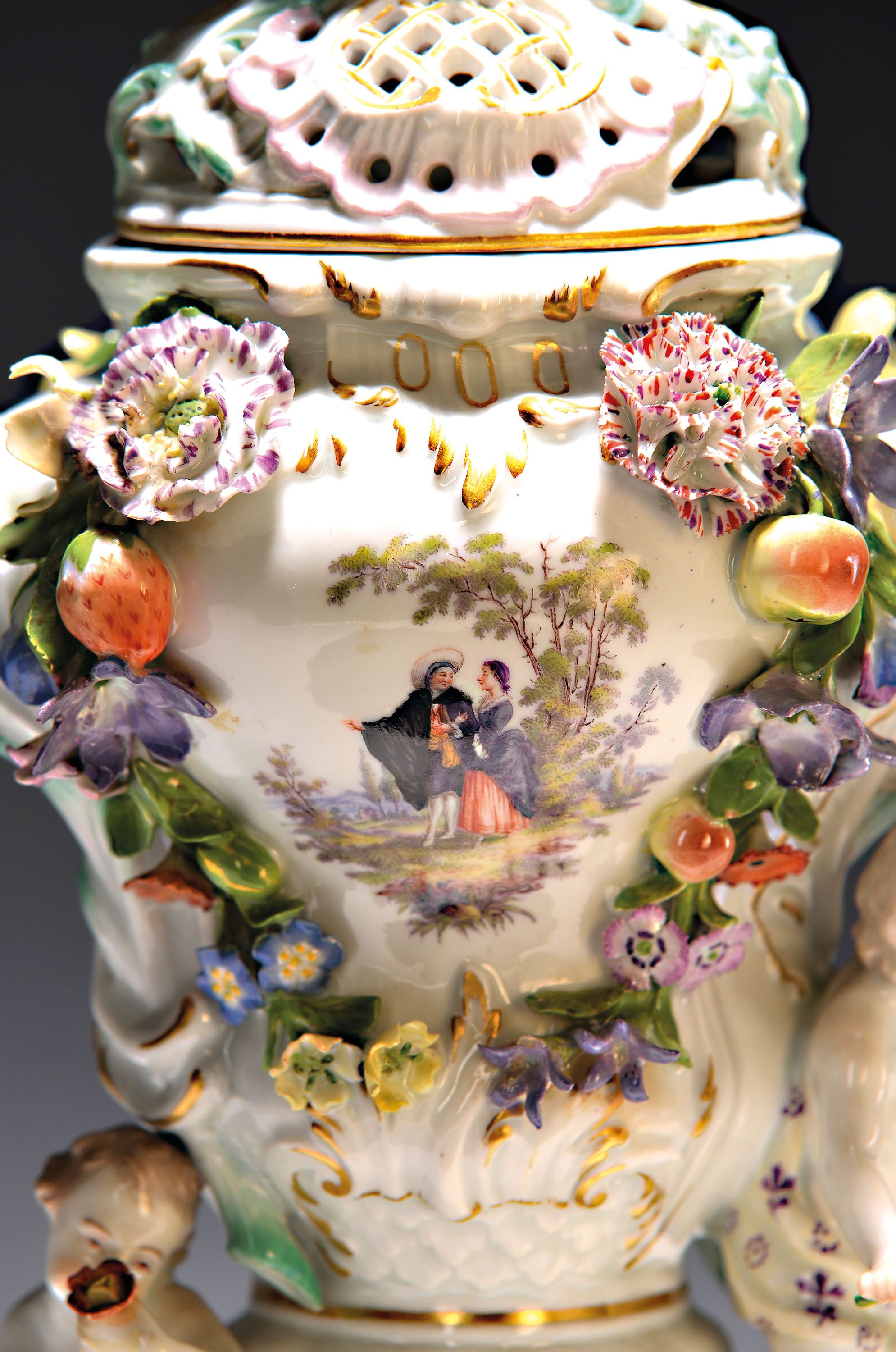 Detail a: Potpourri-Vase, Meissen, um 1750, Porzellan, balusterförmiger Korpus mit stil. Henkel und applizierten Blüten und Obst, vorder- und rückseitig ...