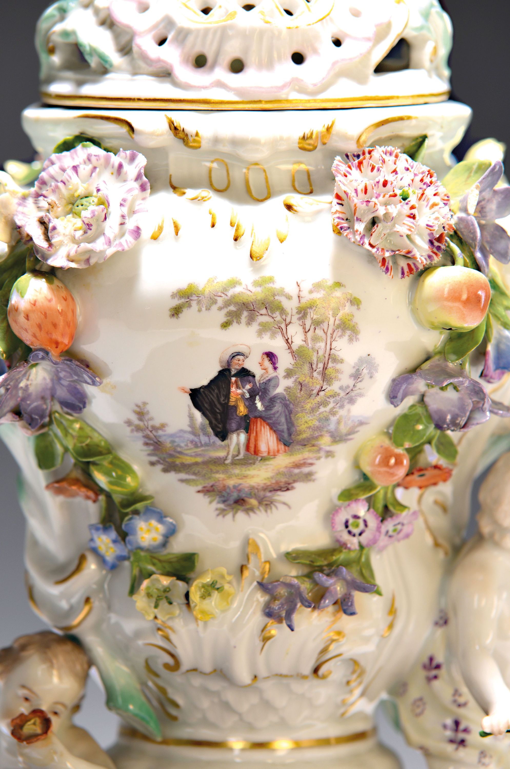 Detail b: Potpourri-Vase, Meissen, um 1750, Porzellan, balusterförmiger Korpus mit stil. Henkel und applizierten Blüten und Obst, vorder- und rückseitig ...