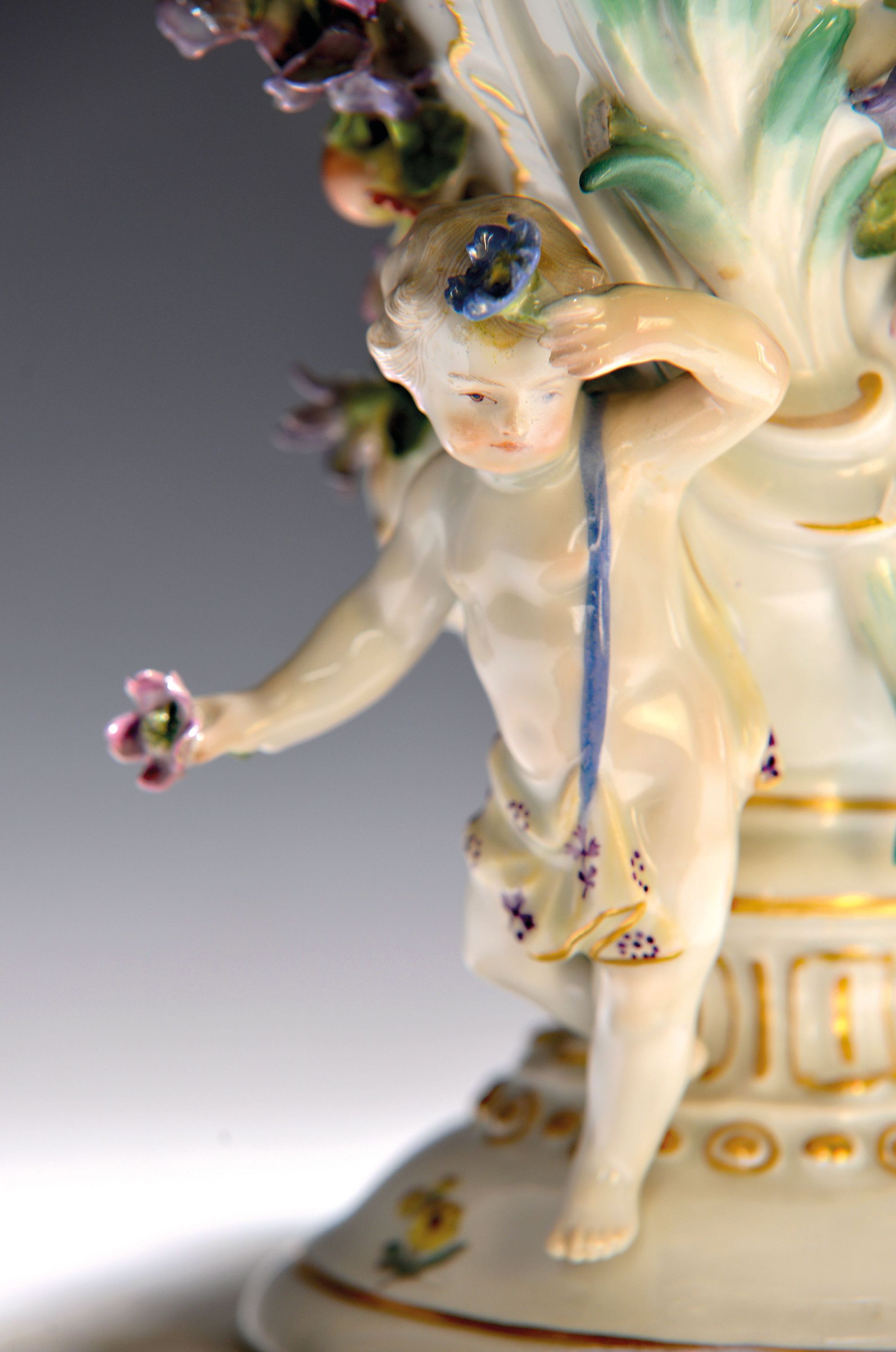 Detail c: Potpourri-Vase, Meissen, um 1750, Porzellan, balusterförmiger Korpus mit stil. Henkel und applizierten Blüten und Obst, vorder- und rückseitig ...