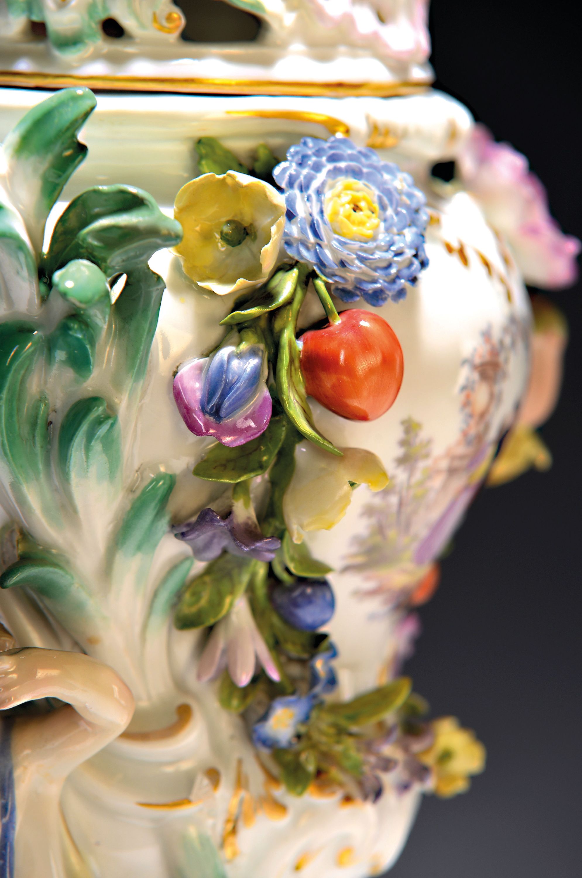 Detail d: Potpourri-Vase, Meissen, um 1750, Porzellan, balusterförmiger Korpus mit stil. Henkel und applizierten Blüten und Obst, vorder- und rückseitig ...