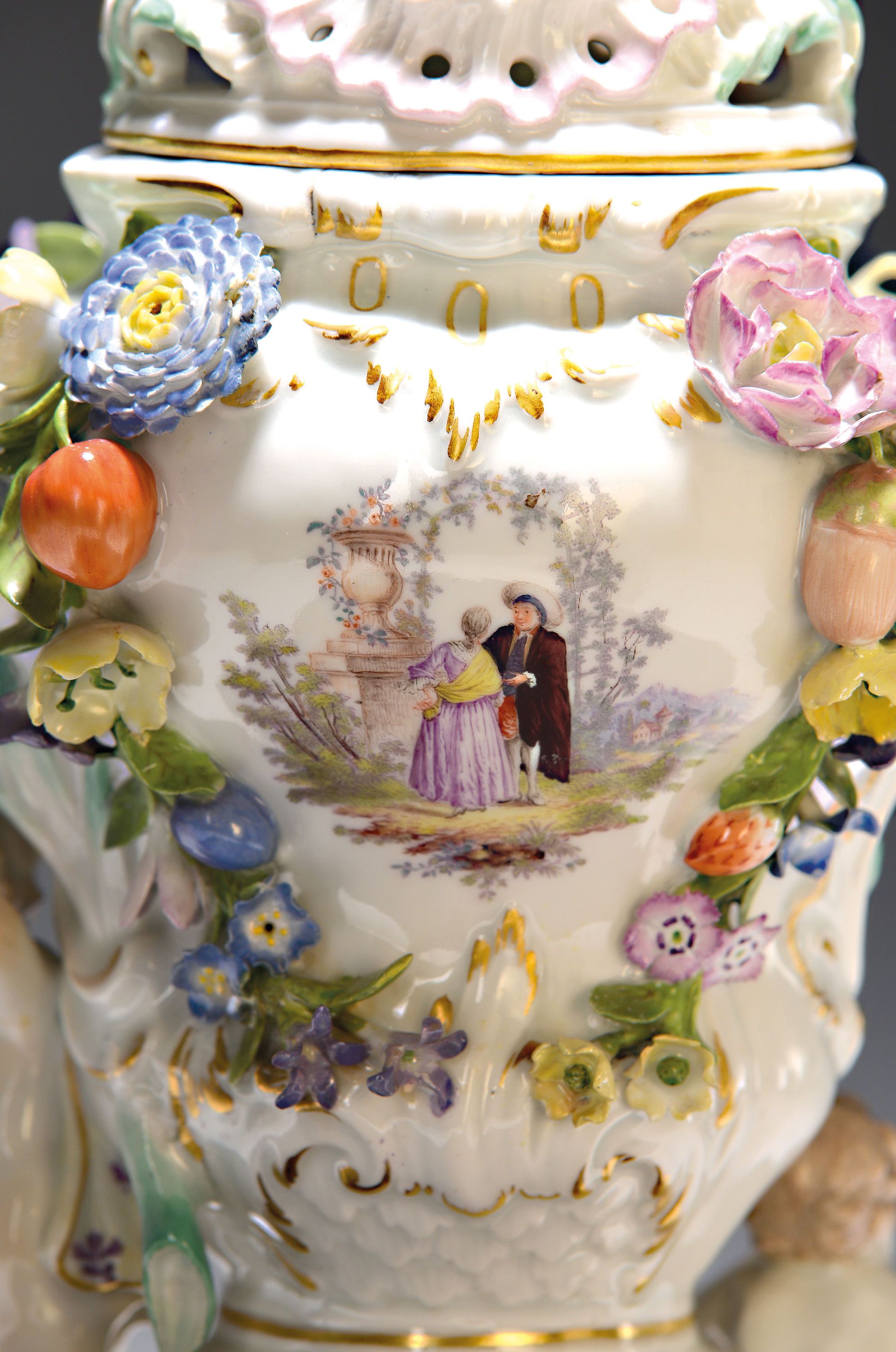 Detail e: Potpourri-Vase, Meissen, um 1750, Porzellan, balusterförmiger Korpus mit stil. Henkel und applizierten Blüten und Obst, vorder- und rückseitig ...