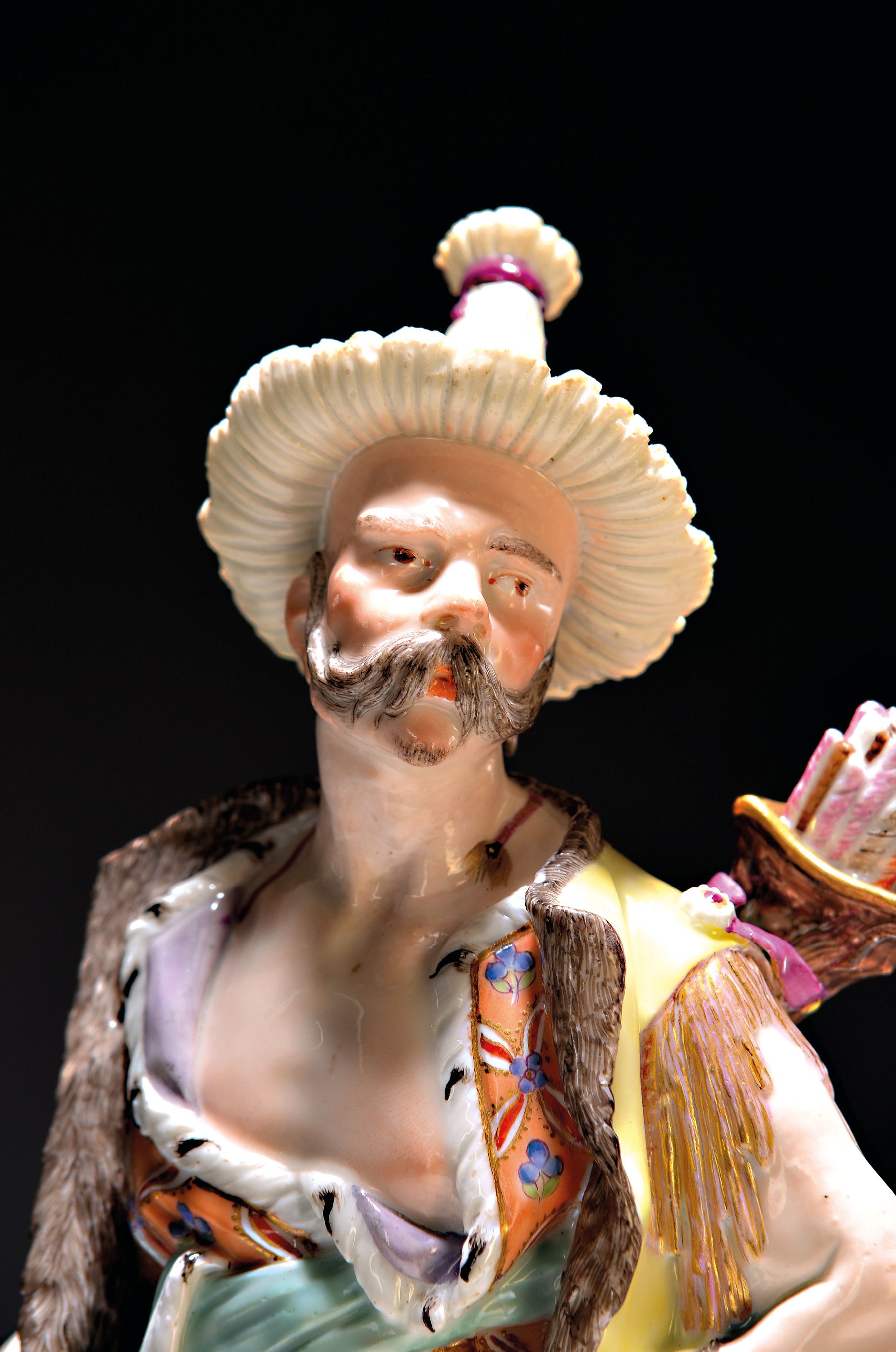 Detail a: Große Porzellanfigur, Meissen, Malabar, um 1765, Punktzeit, Entwurf wohl Kaendler oder Eberlein, vollplastische Figur eines exotischen Mannes mit ...