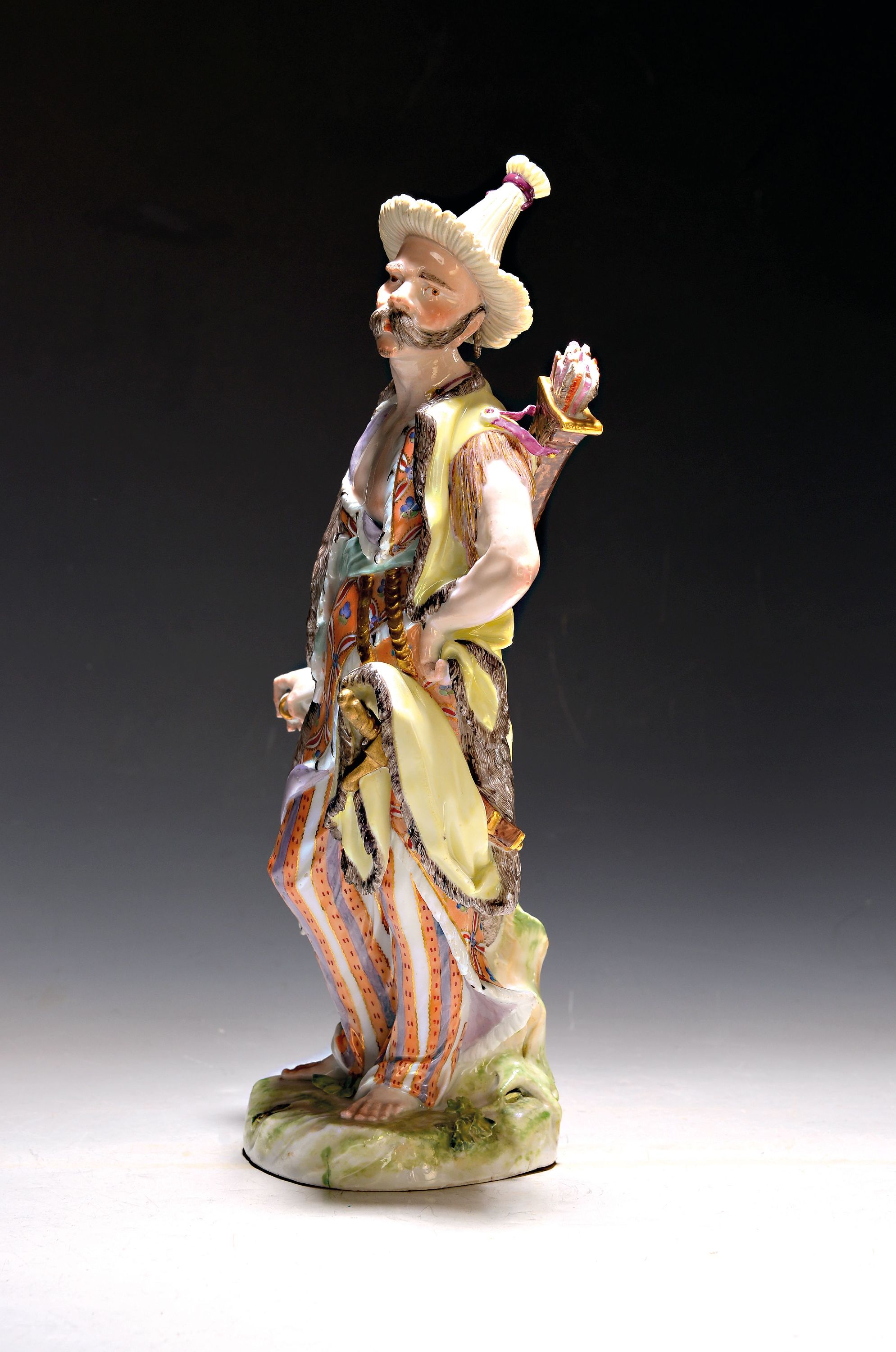 Detail c: Große Porzellanfigur, Meissen, Malabar, um 1765, Punktzeit, Entwurf wohl Kaendler oder Eberlein, vollplastische Figur eines exotischen Mannes mit ...