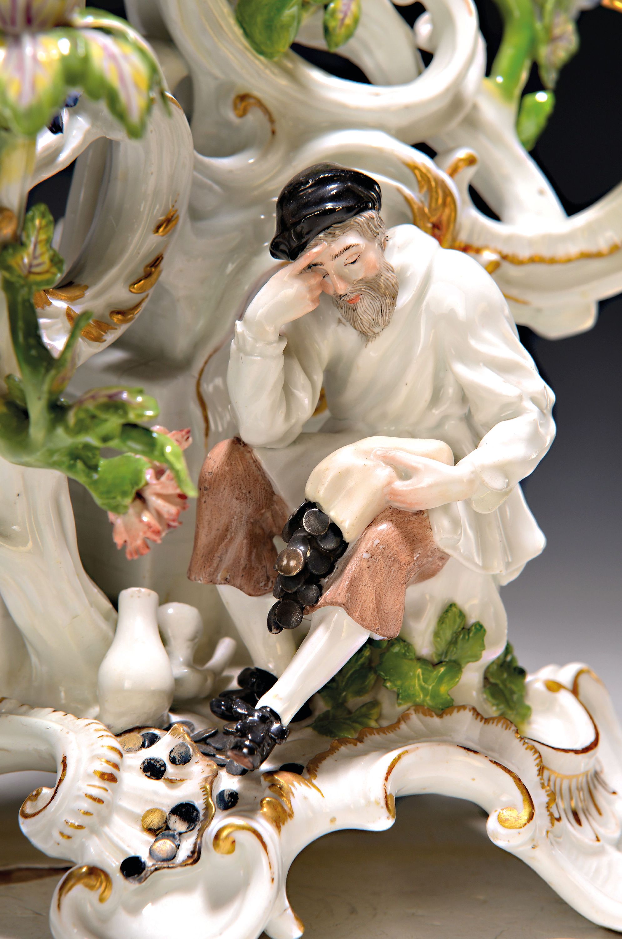 Detail d: Rokokoleuchter, Meissen, um 1745/50, Entwurf J.J. Kaendler, Porzellan, hoher vierfüssiger Sockel mit Voluten und Muschelwerk, darüber ein Ofen mit ...