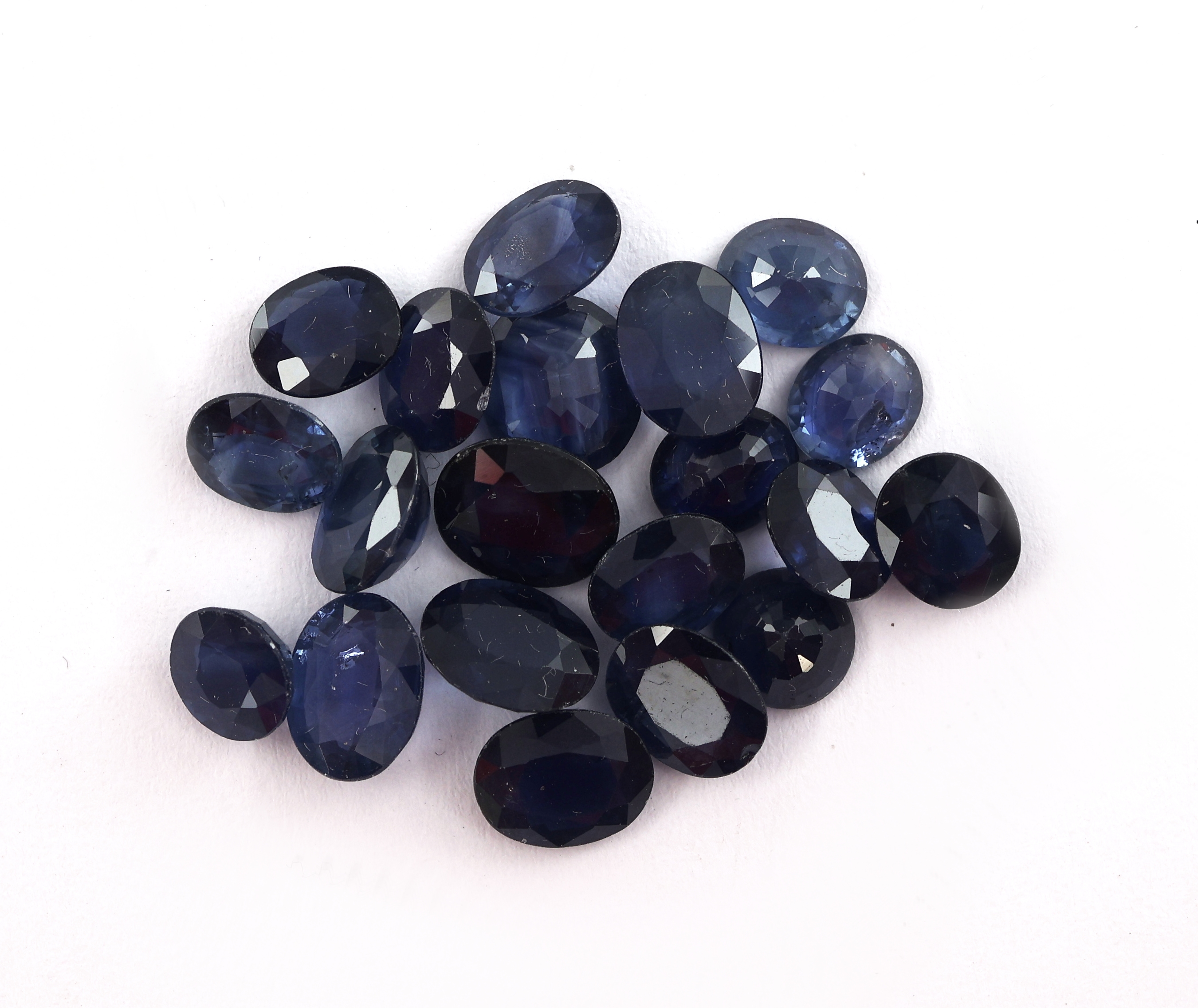 Lot lose Saphire, zus. ca. 12.06 ct, oval- undrundfacett., versch. Größen und Farbnuancen