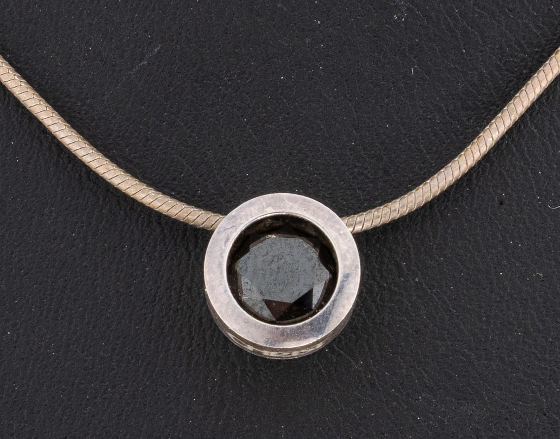 Detail a: CHRIST Brillant-Anhänger, 925er Silber, schwarzer Brillant (beh.) ca. 1.20 ct, an Kette, L. ca. 42.5 cm, Karabinerschließe