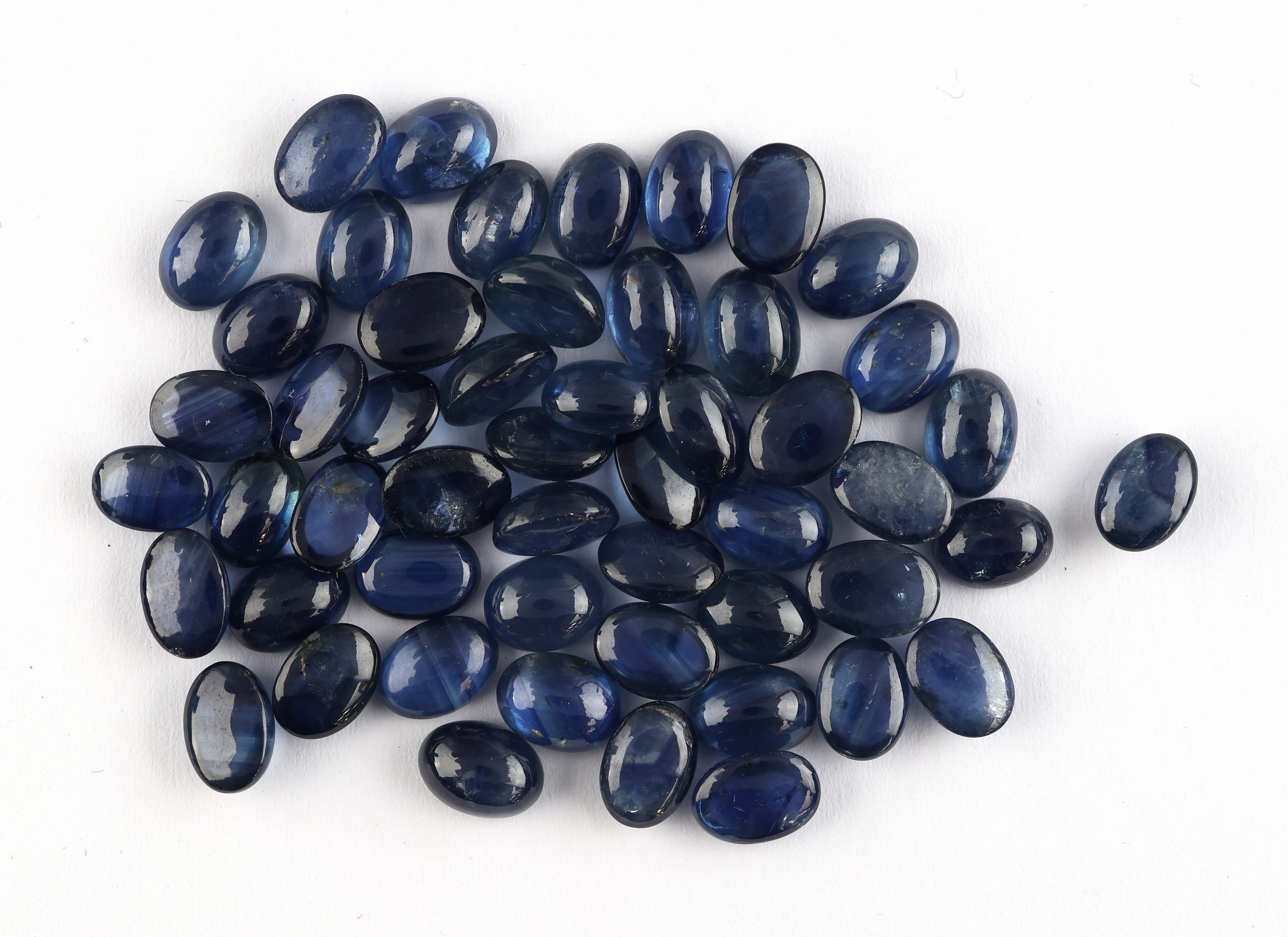 Lot lose Saphire, zus. ca. 60.55 ct, ovale Cabochons in versch. Größen und Farbnuancen