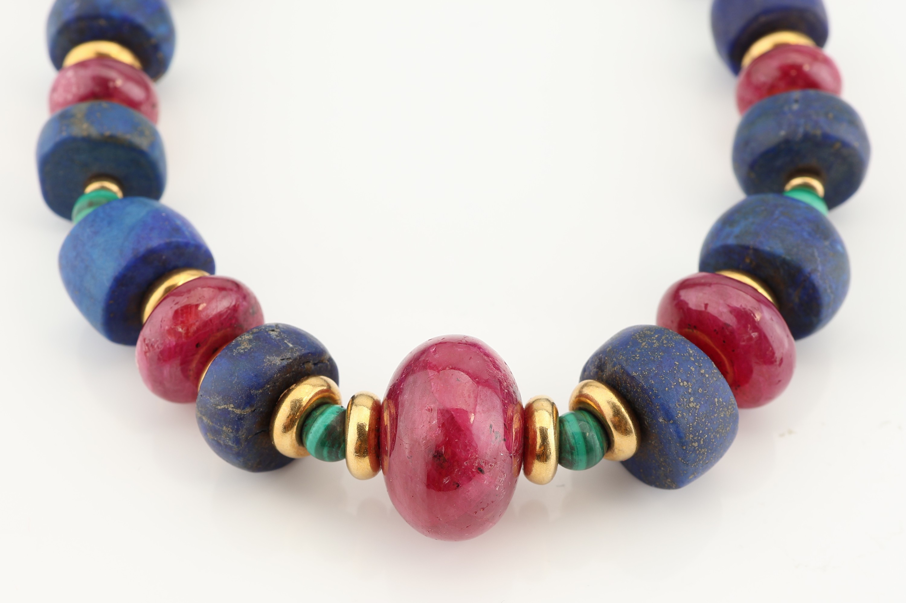 Detail a: Farbstein-Designercollier, Zwischenrondelleund Schließe GG 750/000, Malachitkugeln, Rubinrondelle im Verlauf, D. ca. 10-21 mm, Lapislazulirondelle ...