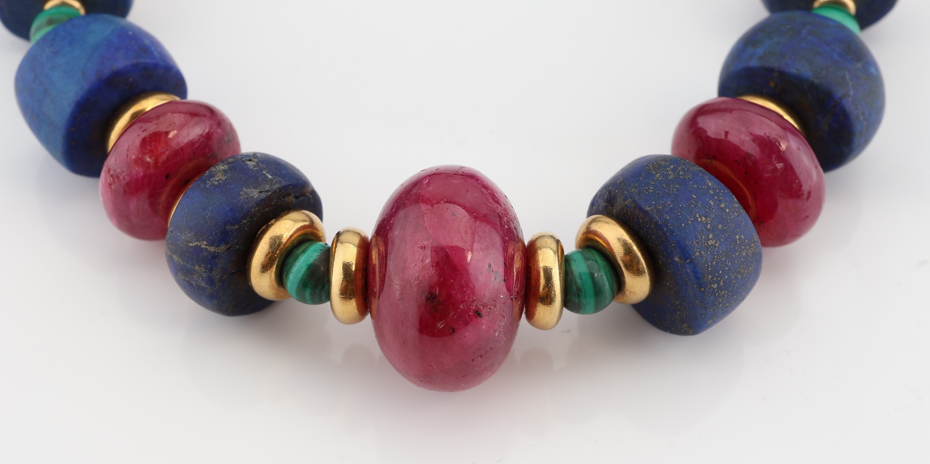 Detail b: Farbstein-Designercollier, Zwischenrondelleund Schließe GG 750/000, Malachitkugeln, Rubinrondelle im Verlauf, D. ca. 10-21 mm, Lapislazulirondelle ...