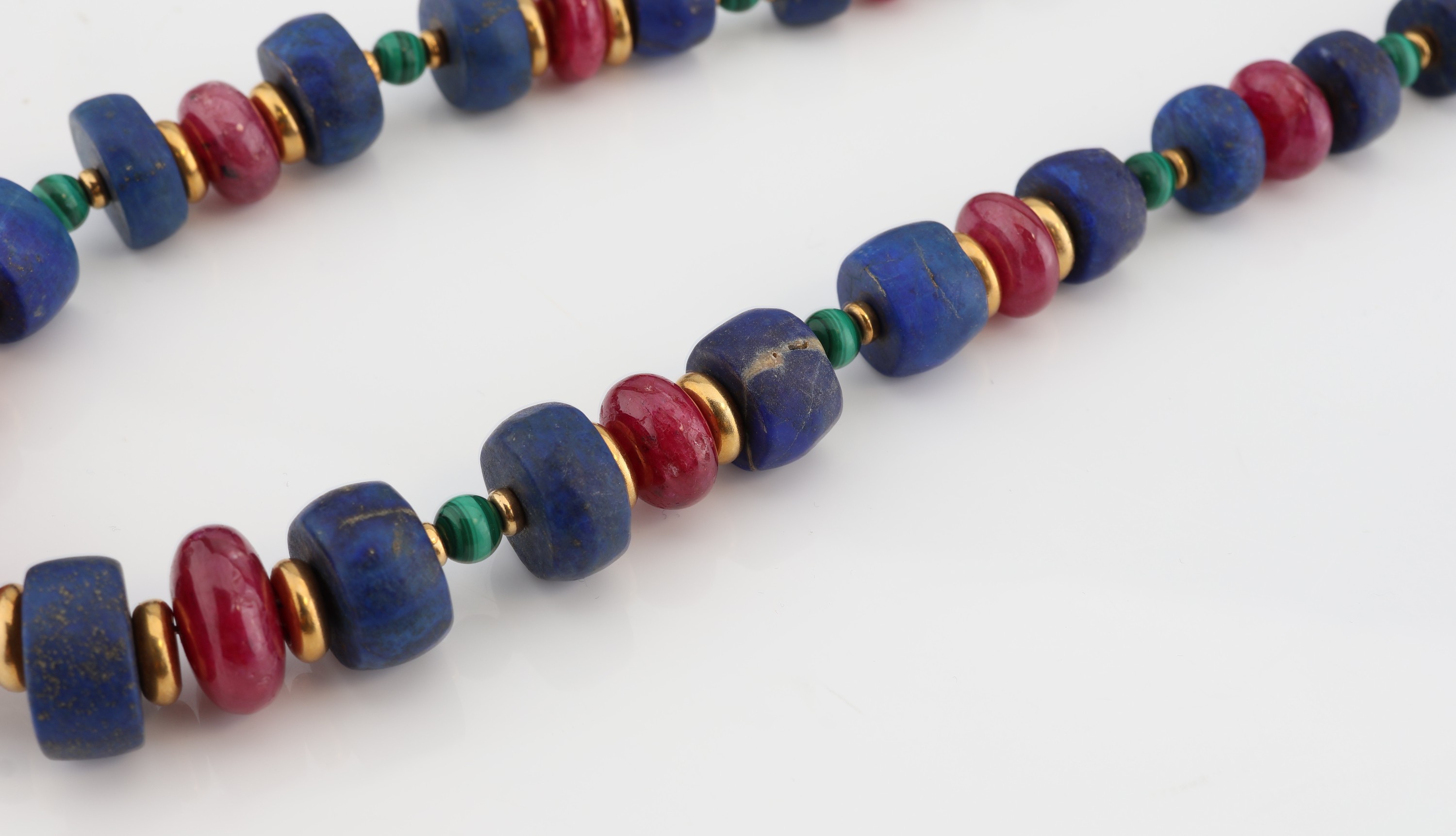 Detail c: Farbstein-Designercollier, Zwischenrondelleund Schließe GG 750/000, Malachitkugeln, Rubinrondelle im Verlauf, D. ca. 10-21 mm, Lapislazulirondelle ...