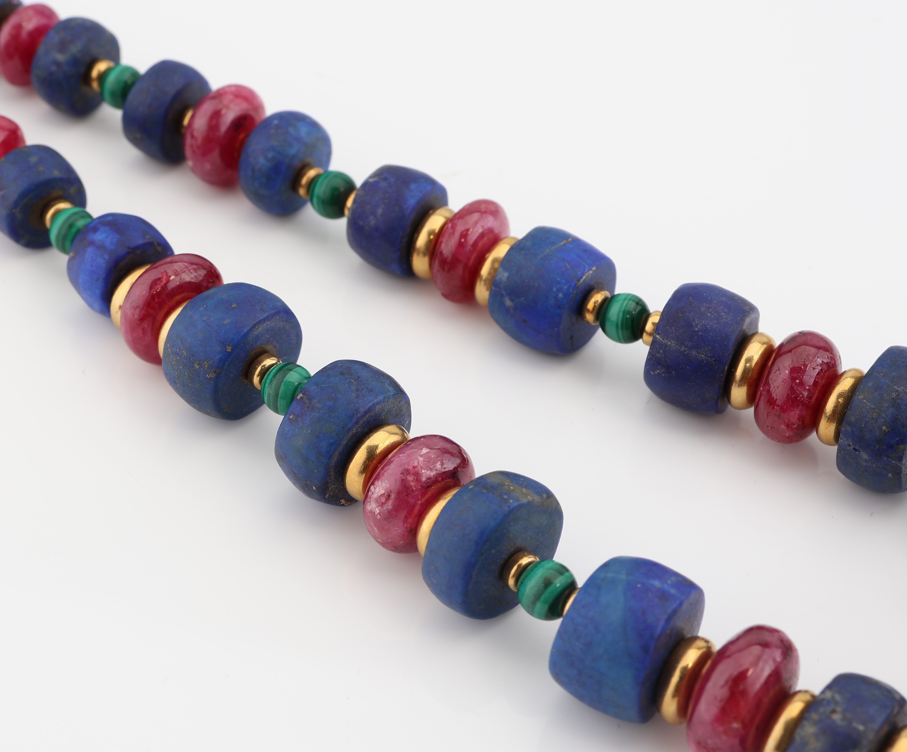 Detail d: Farbstein-Designercollier, Zwischenrondelleund Schließe GG 750/000, Malachitkugeln, Rubinrondelle im Verlauf, D. ca. 10-21 mm, Lapislazulirondelle ...