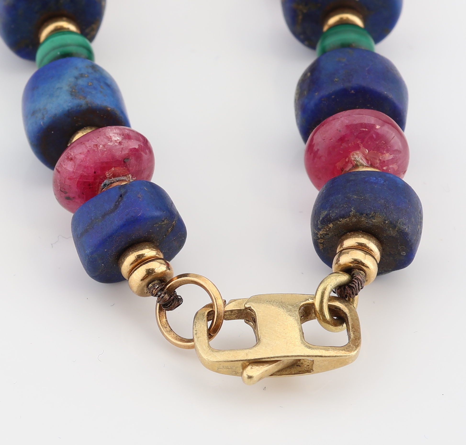 Detail e: Farbstein-Designercollier, Zwischenrondelleund Schließe GG 750/000, Malachitkugeln, Rubinrondelle im Verlauf, D. ca. 10-21 mm, Lapislazulirondelle ...