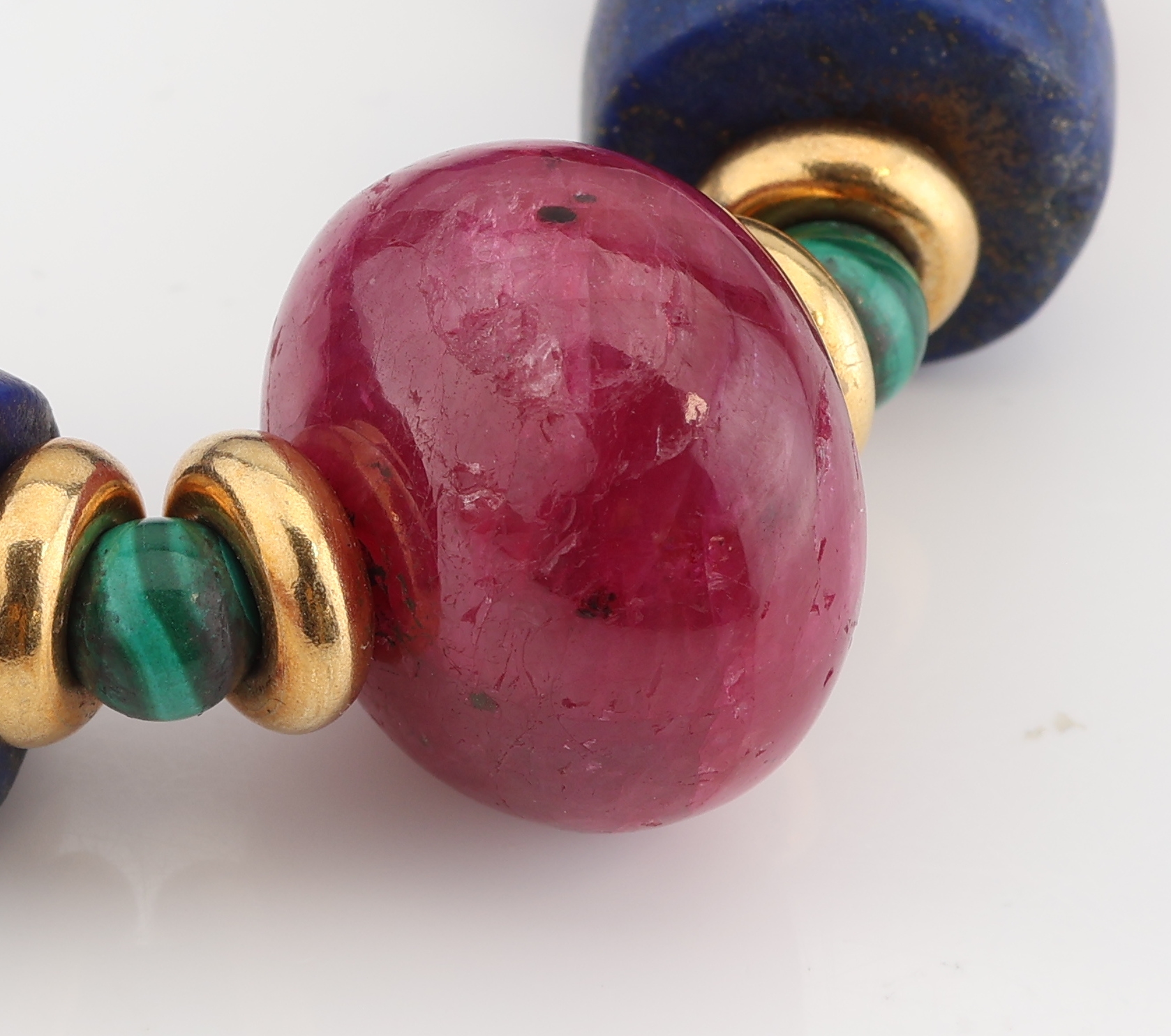 Detail g: Farbstein-Designercollier, Zwischenrondelleund Schließe GG 750/000, Malachitkugeln, Rubinrondelle im Verlauf, D. ca. 10-21 mm, Lapislazulirondelle ...