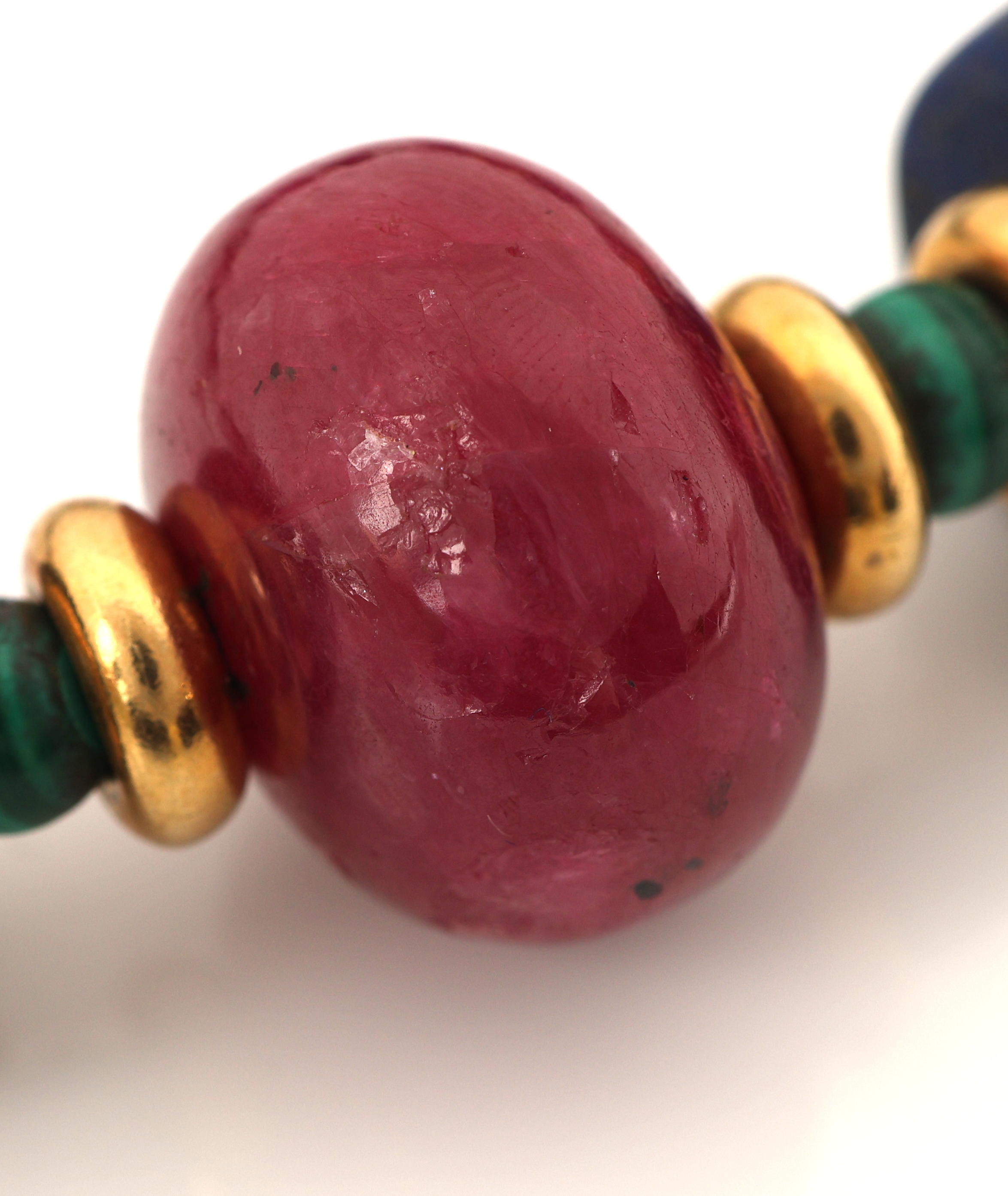 Detail h: Farbstein-Designercollier, Zwischenrondelleund Schließe GG 750/000, Malachitkugeln, Rubinrondelle im Verlauf, D. ca. 10-21 mm, Lapislazulirondelle ...