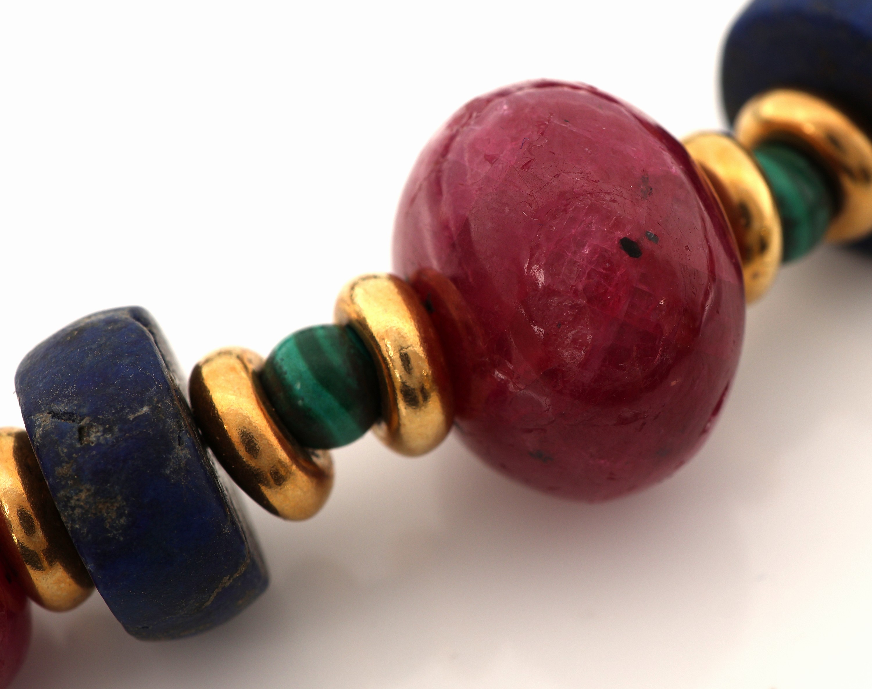 Detail i: Farbstein-Designercollier, Zwischenrondelleund Schließe GG 750/000, Malachitkugeln, Rubinrondelle im Verlauf, D. ca. 10-21 mm, Lapislazulirondelle ...