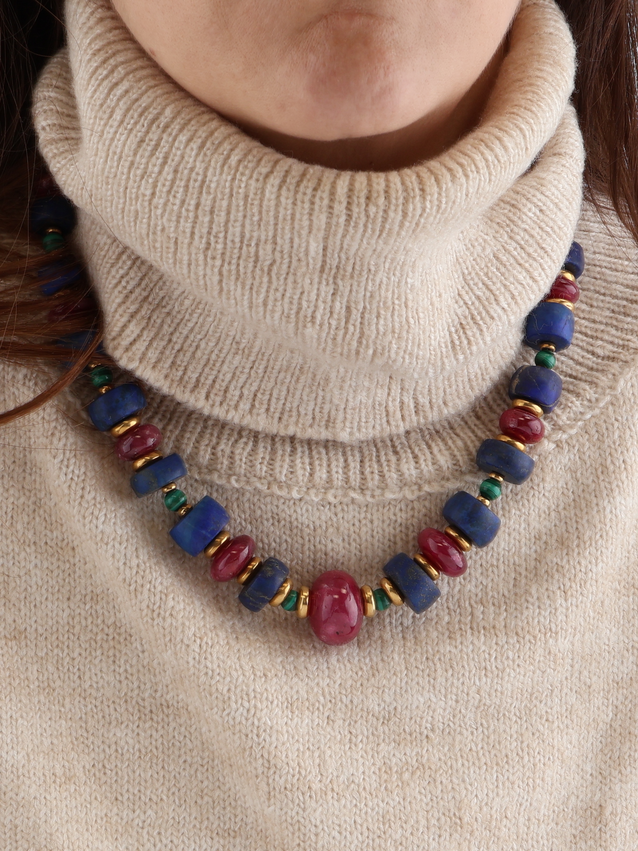 Detail l: Farbstein-Designercollier, Zwischenrondelleund Schließe GG 750/000, Malachitkugeln, Rubinrondelle im Verlauf, D. ca. 10-21 mm, Lapislazulirondelle ...