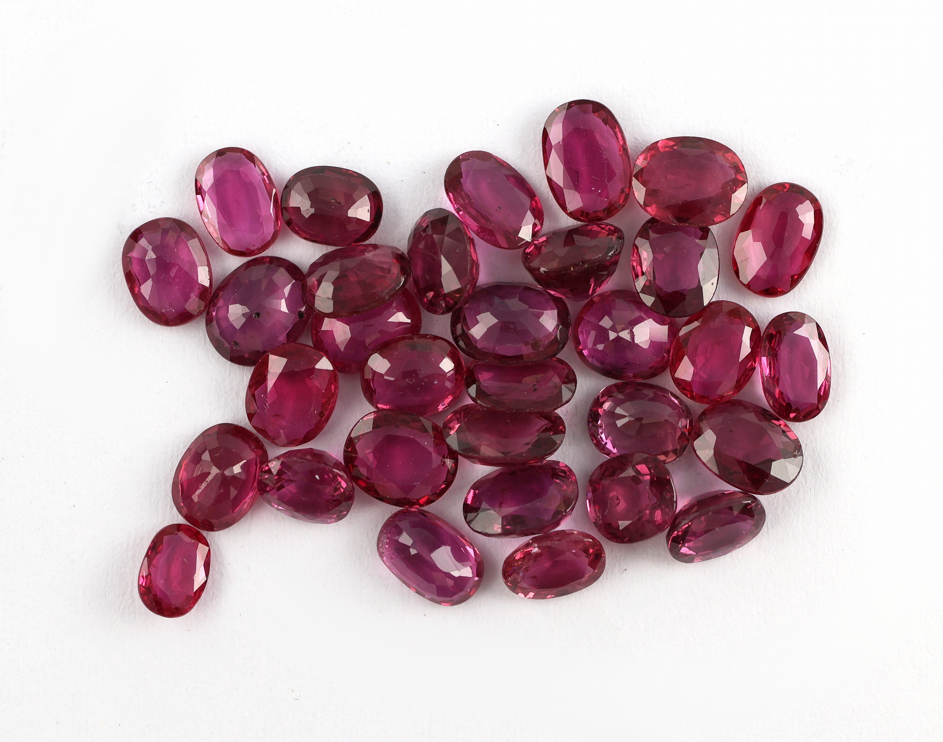 Image 27042556 - Lot lose Rubine, zus. ca. 12.15 ct, ovalfacett. in versch. Größen und Farbnuancen ...