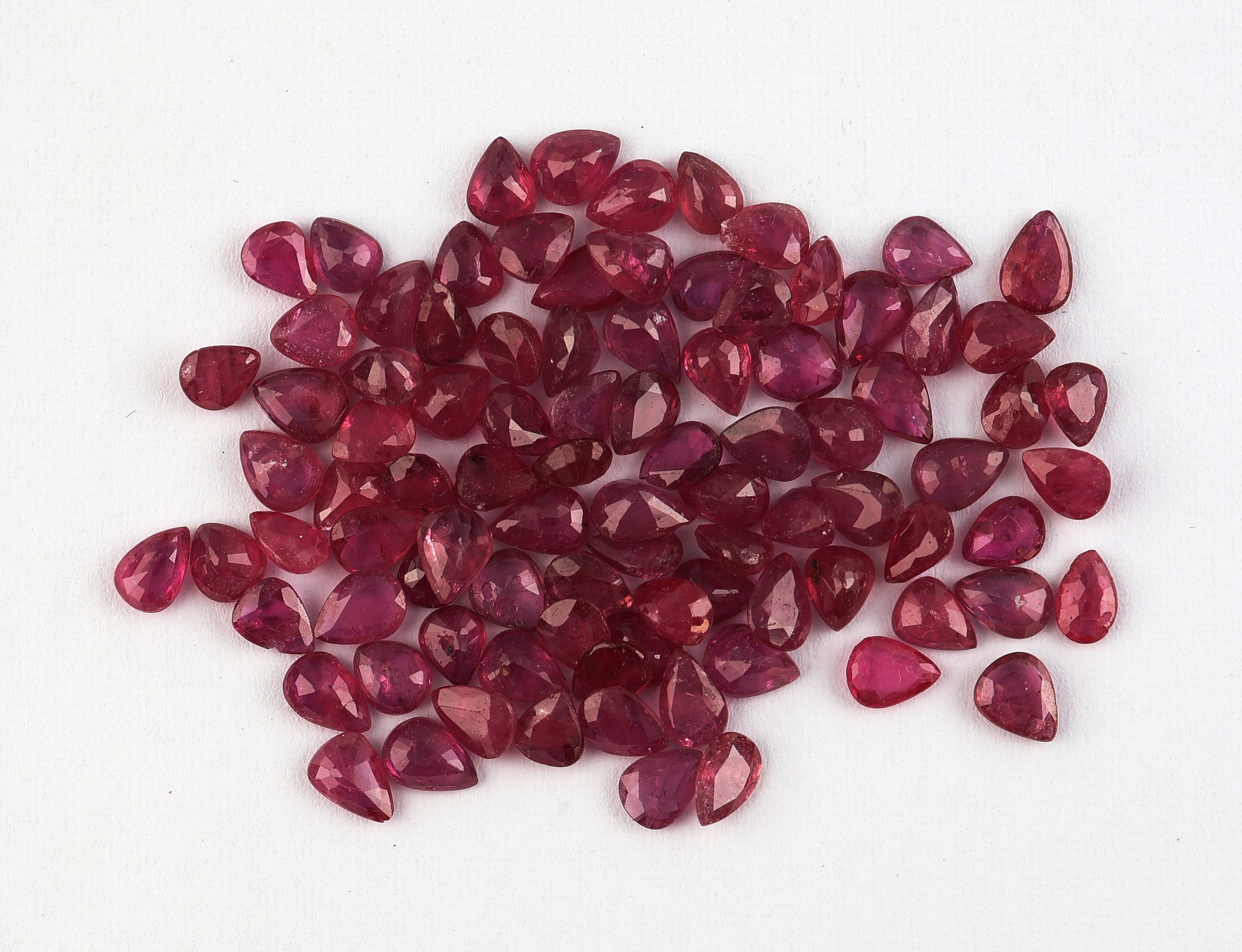 Image 27042558 - Lot lose Rubine, zus. ca. 16.41, facett. Tropfen in versch. Größen und Farbnuancen, ...