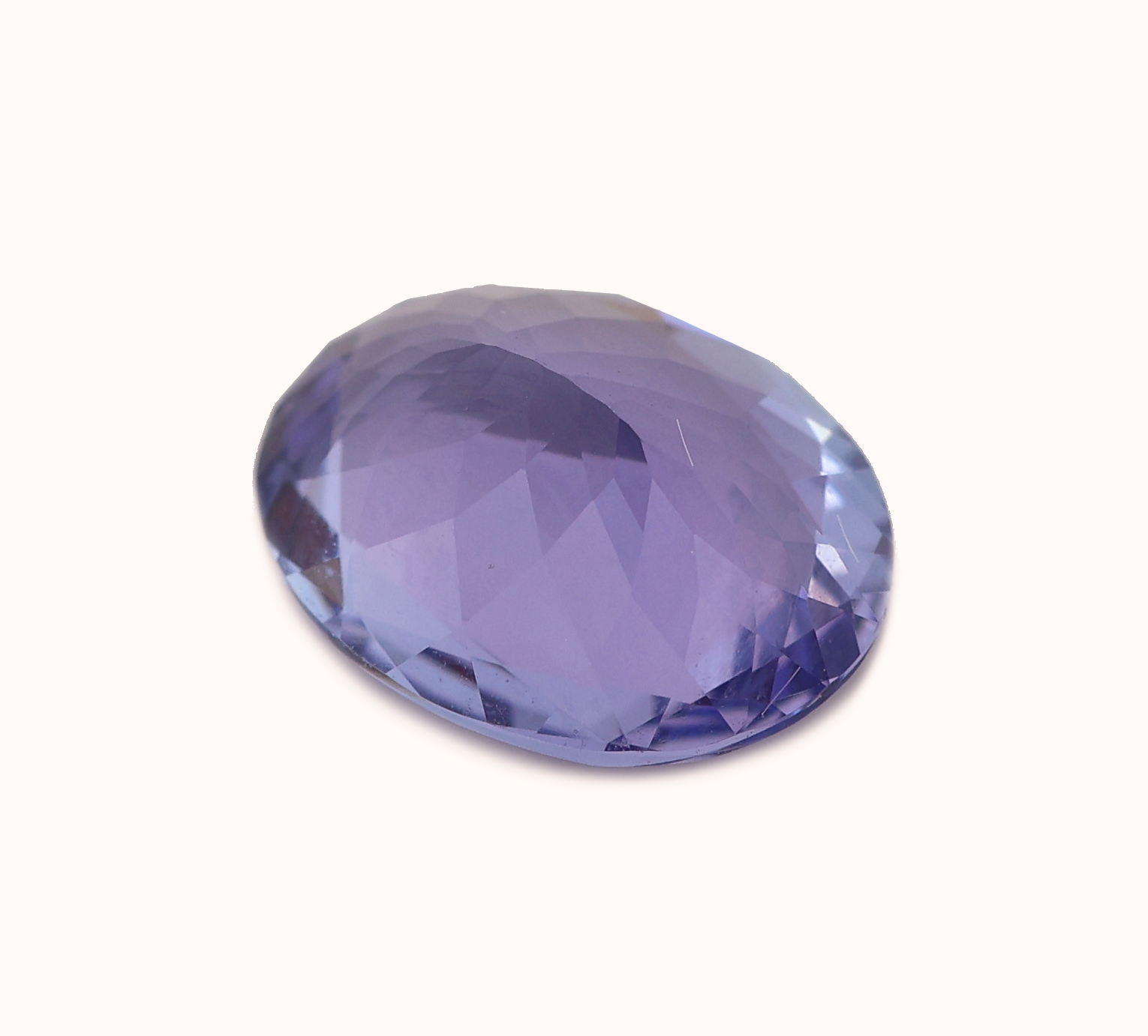 Detail b: Loser ovalfacett. Tansanit, ca. 1.83 ct