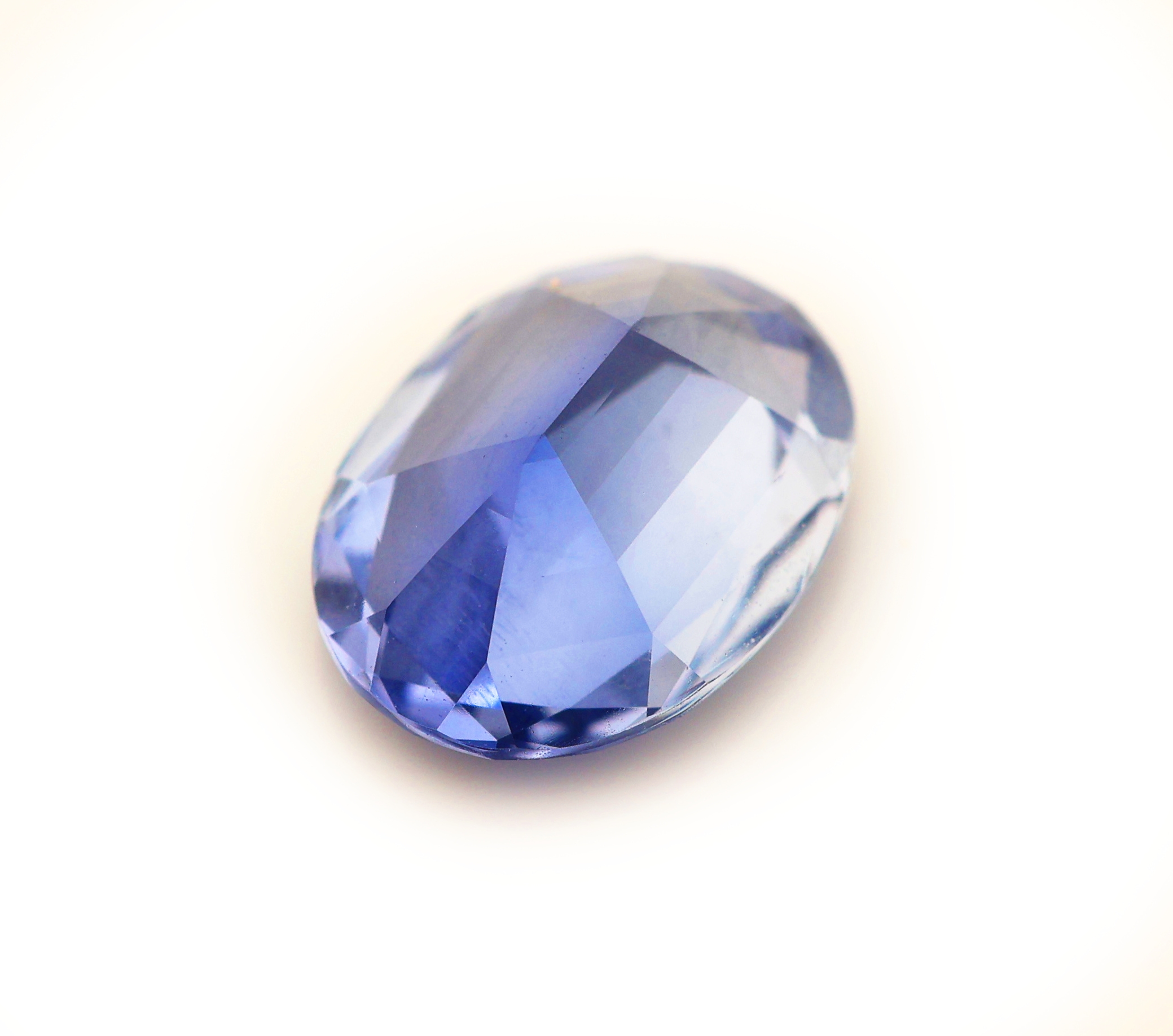 Detail b: Loser ovalfacett. Tansanit, ca. 1.75 ct