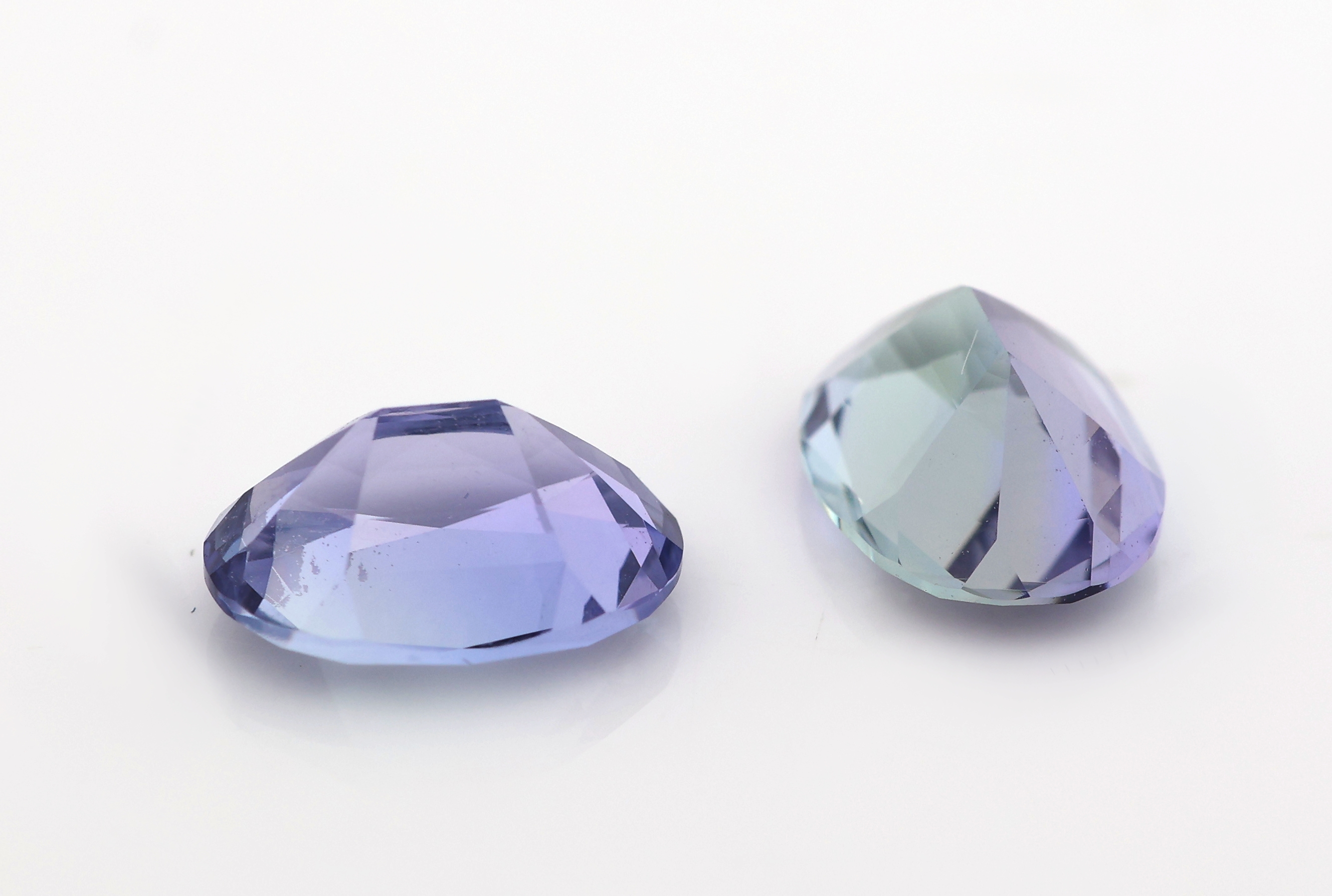 Detail a: Lot 2 lose Tansanite, zus. ca. 2.25 ct, ovalfacett.