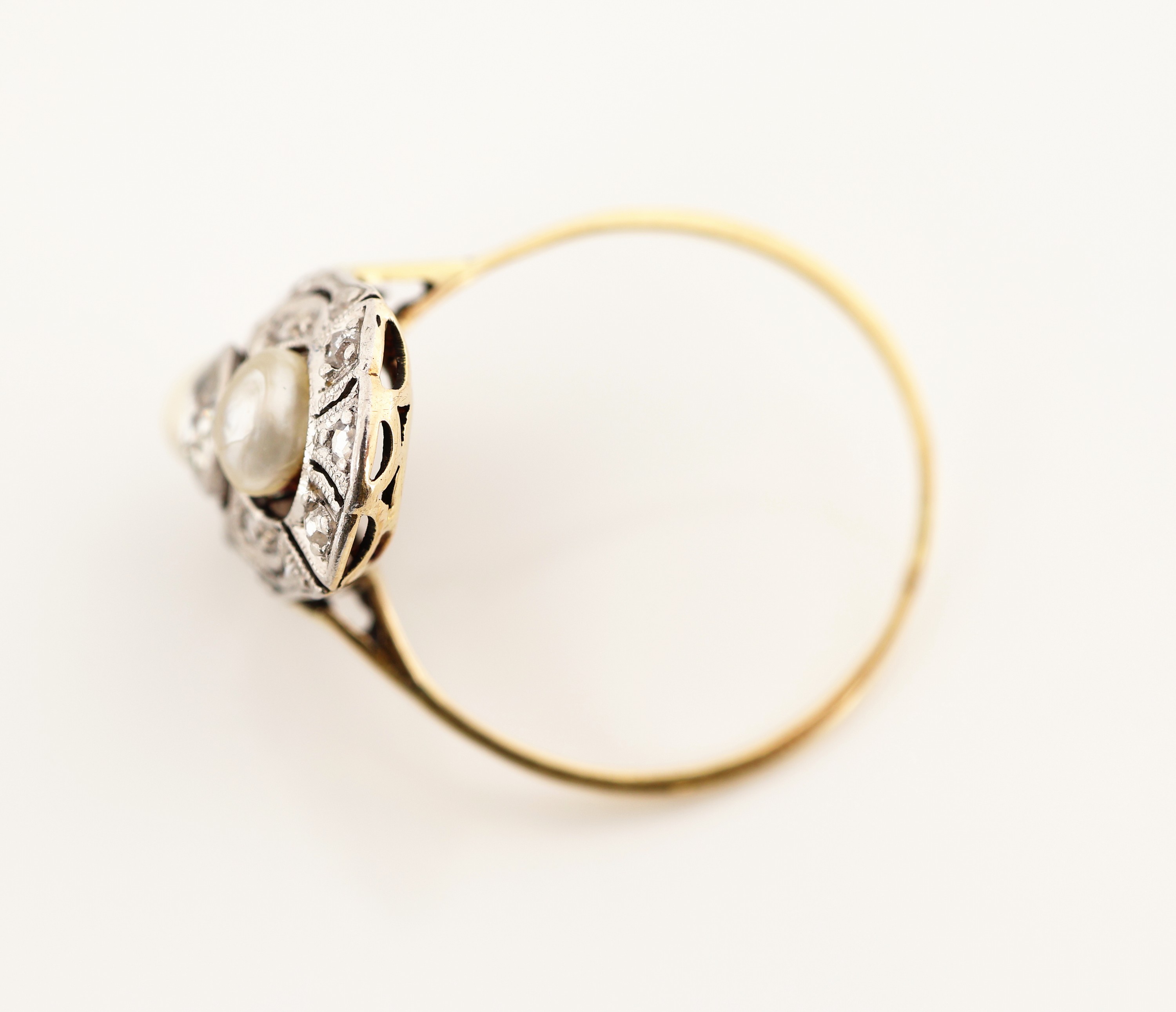 Detail c: 14 kt Gold Art-Deco-Perl-Diamant-Ring, GG 585/000 und Platin, 2 Orientperlen, Altschliff-Diamant ca. 0.50 ct Weiß/si, Diamantrosen zus. ca. 0.12 ...