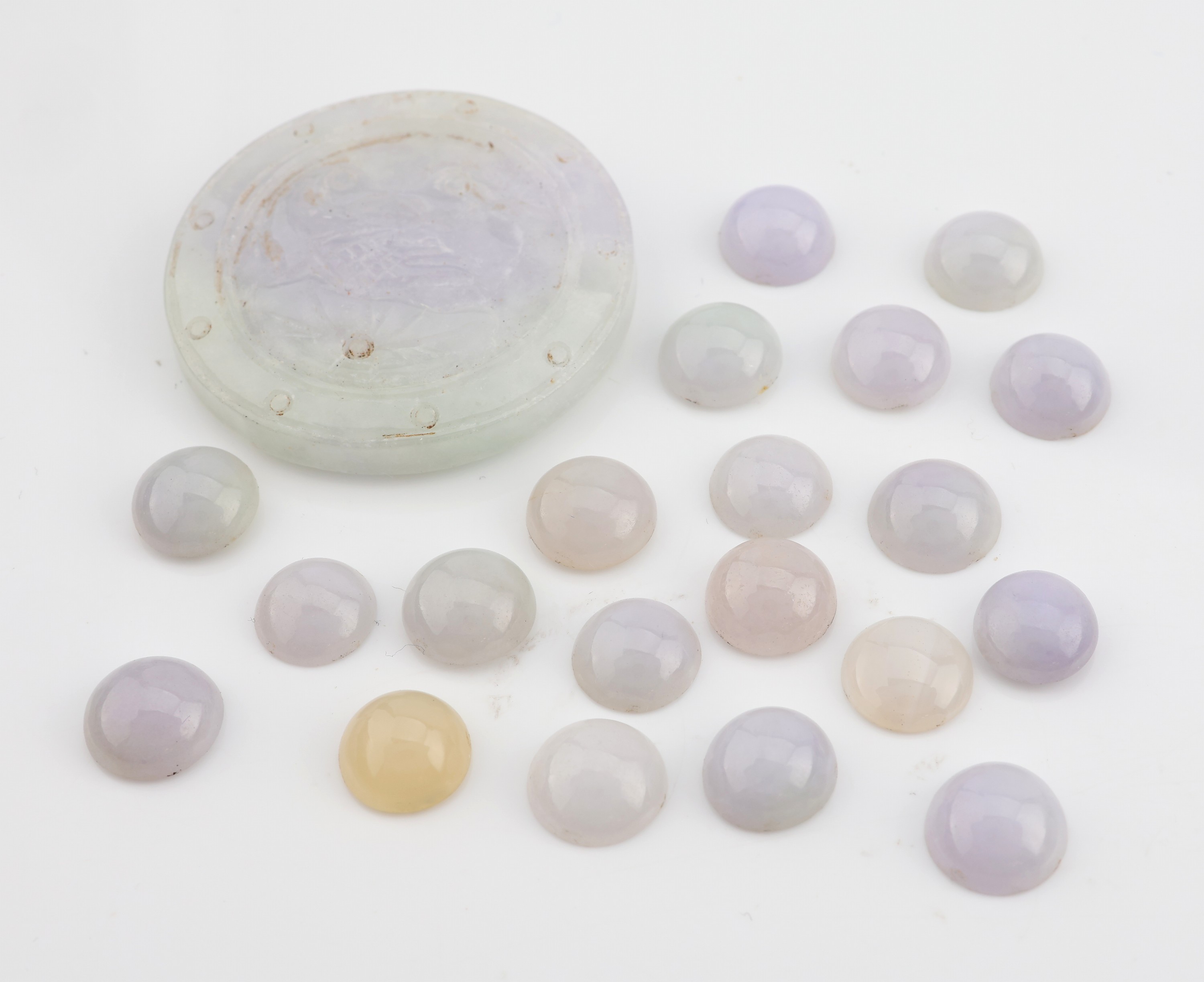 Detail b: Lot lose Jade, zus. ca. 125.32 ct, 1 runde grav. Scheibe und runde Cabochons in versch. Größen und Farbnuancen