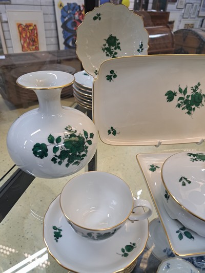 27042519a - Mokkaservice, Wien Augarten, Porzellan, kupfergrüner Blumendekor, kl. Kaffeekanne, 8 ...