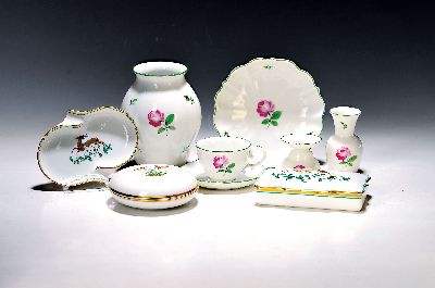 Image Umfangreiches Geschirrlot, Wien, Augarten, u.a. rote Rose: zwei Vasen, Deckeldose, 6 kl. ...