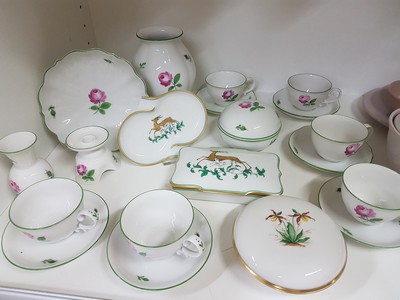 27042520a - Umfangreiches Geschirrlot, Wien, Augarten, u.a. rote Rose: zwei Vasen, Deckeldose, 6 kl. ...