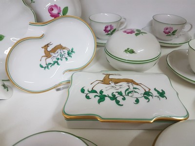 27042520d - Umfangreiches Geschirrlot, Wien, Augarten, u.a. rote Rose: zwei Vasen, Deckeldose, 6 kl. ...