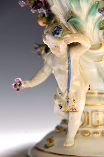 27042535c - Potpourri-Vase, Meissen, um 1750, Porzellan, balusterförmiger Korpus mit stil. Henkel ...
