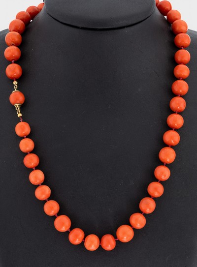 Image Korallen-Collier mit 18 kt Gold Schließe, GG 750/000, Korallen-Kugeln, D. ca. 10.3 mm, ...