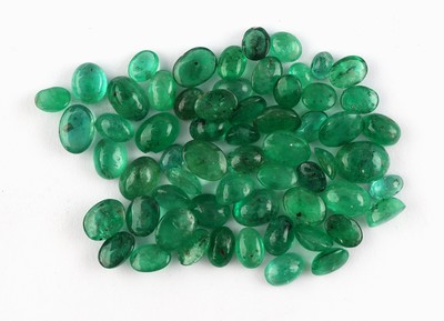 Image Lot lose Smaragde, zus. ca. 33.89 ct, ovale Cabochons in versch. Größen und Farbnuancen ...