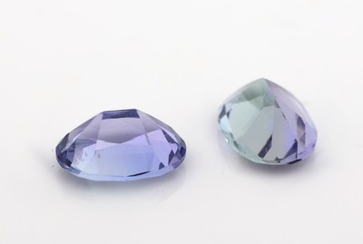 27042584a - Lot 2 lose Tansanite, zus. ca. 2.25 ct, ovalfacett. Schätzpreis: 620, - EUR