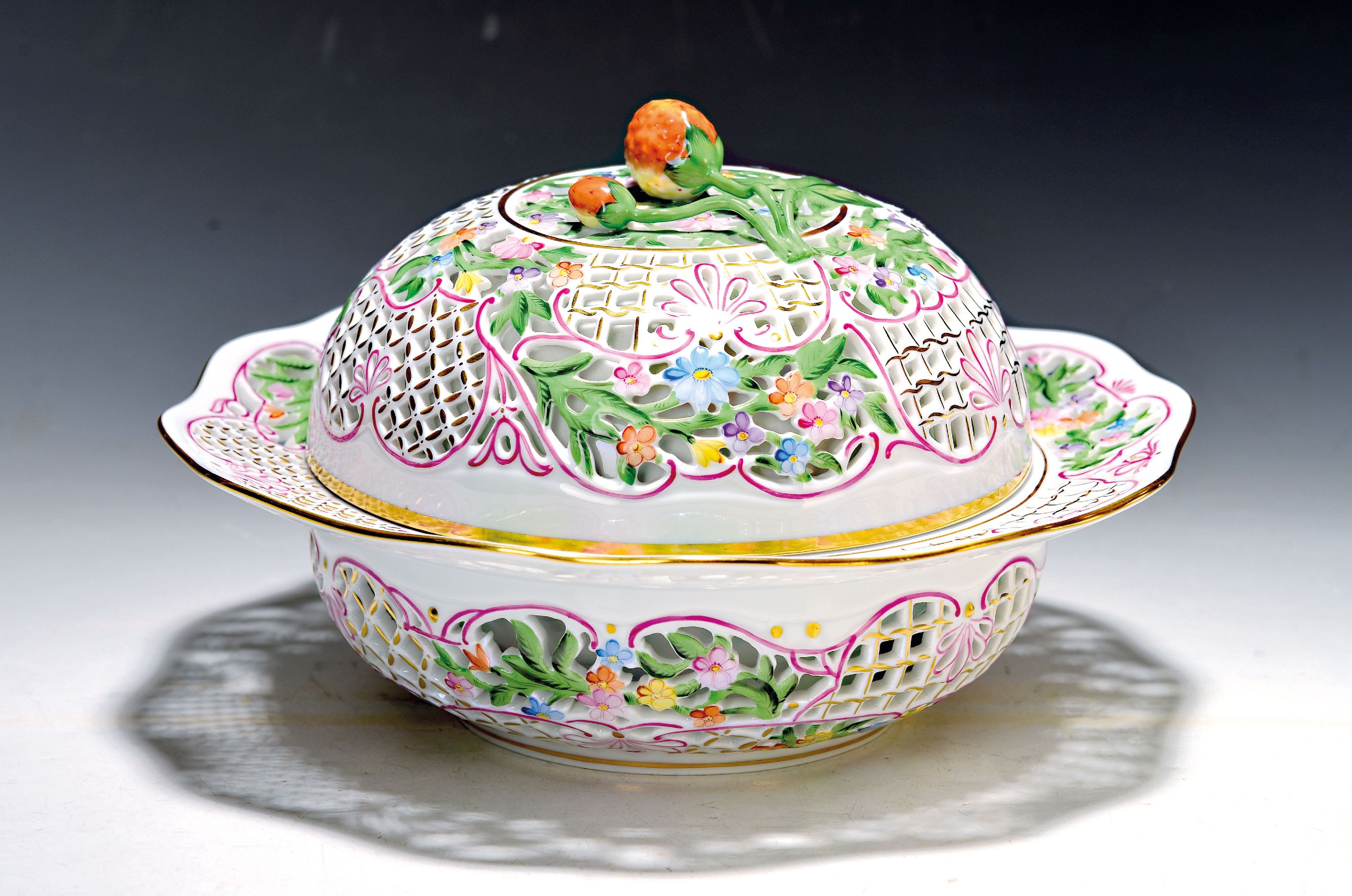 Image 27042606 - Deckelschale, Herend Ungarn, 20. Jh., Porzellan, doppelwandig, äußere Schicht in ...