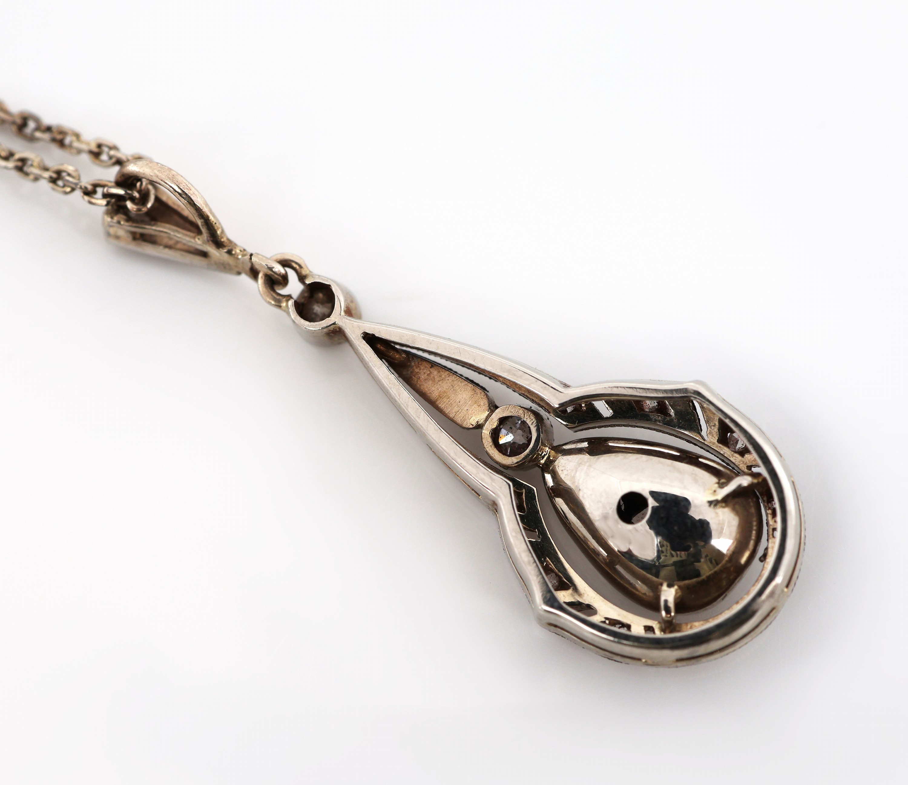 Detail b: 14 kt Gold Diamant-Anhänger, um 1920, WG 585/000 unterlegiert, durchbrochen gearbeitet,mittig tropfenf. Diamantrosen ca. 0.50 ct, 2 ...