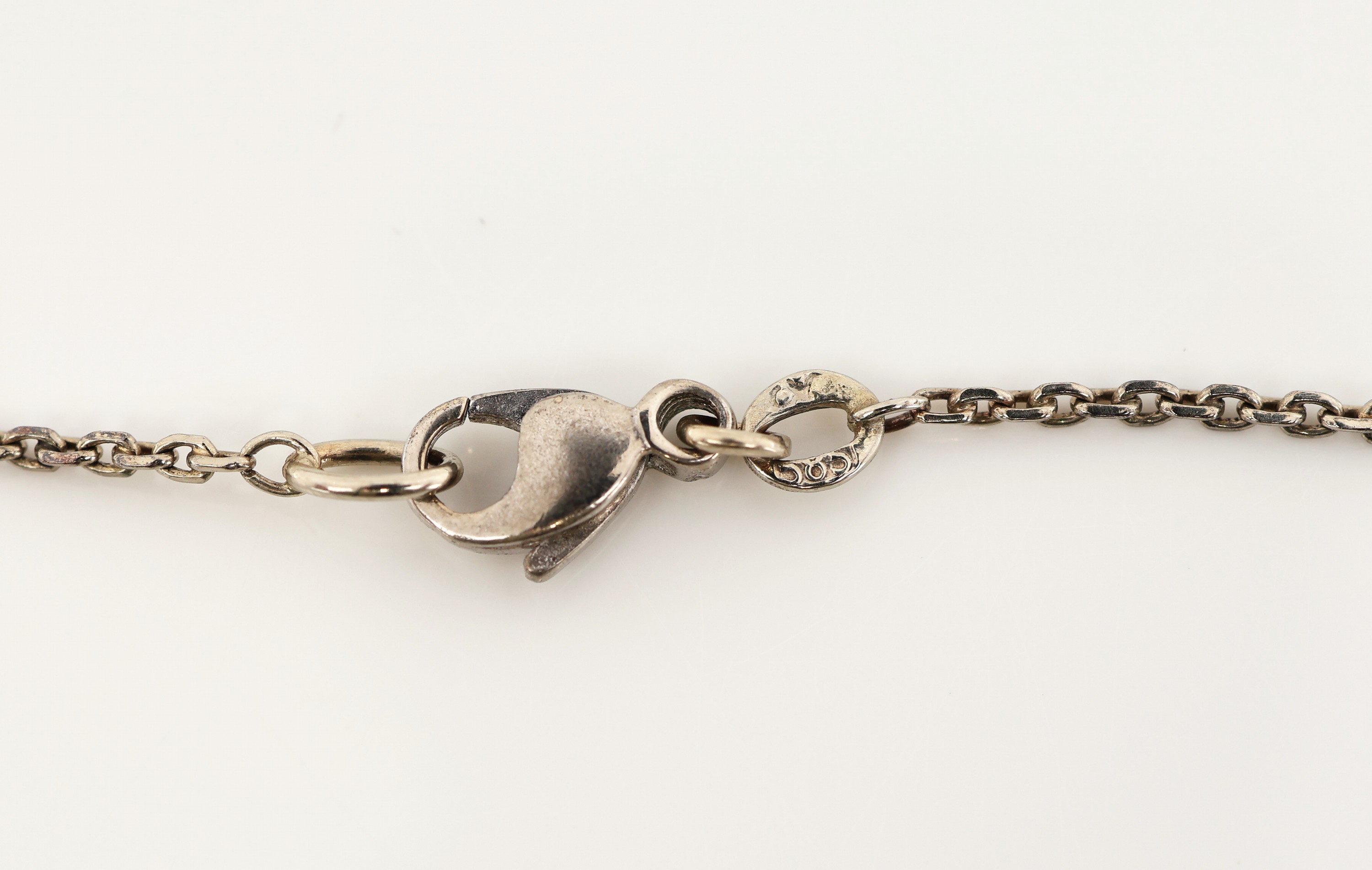 Detail c: 14 kt Gold Diamant-Anhänger, um 1920, WG 585/000 unterlegiert, durchbrochen gearbeitet,mittig tropfenf. Diamantrosen ca. 0.50 ct, 2 ...
