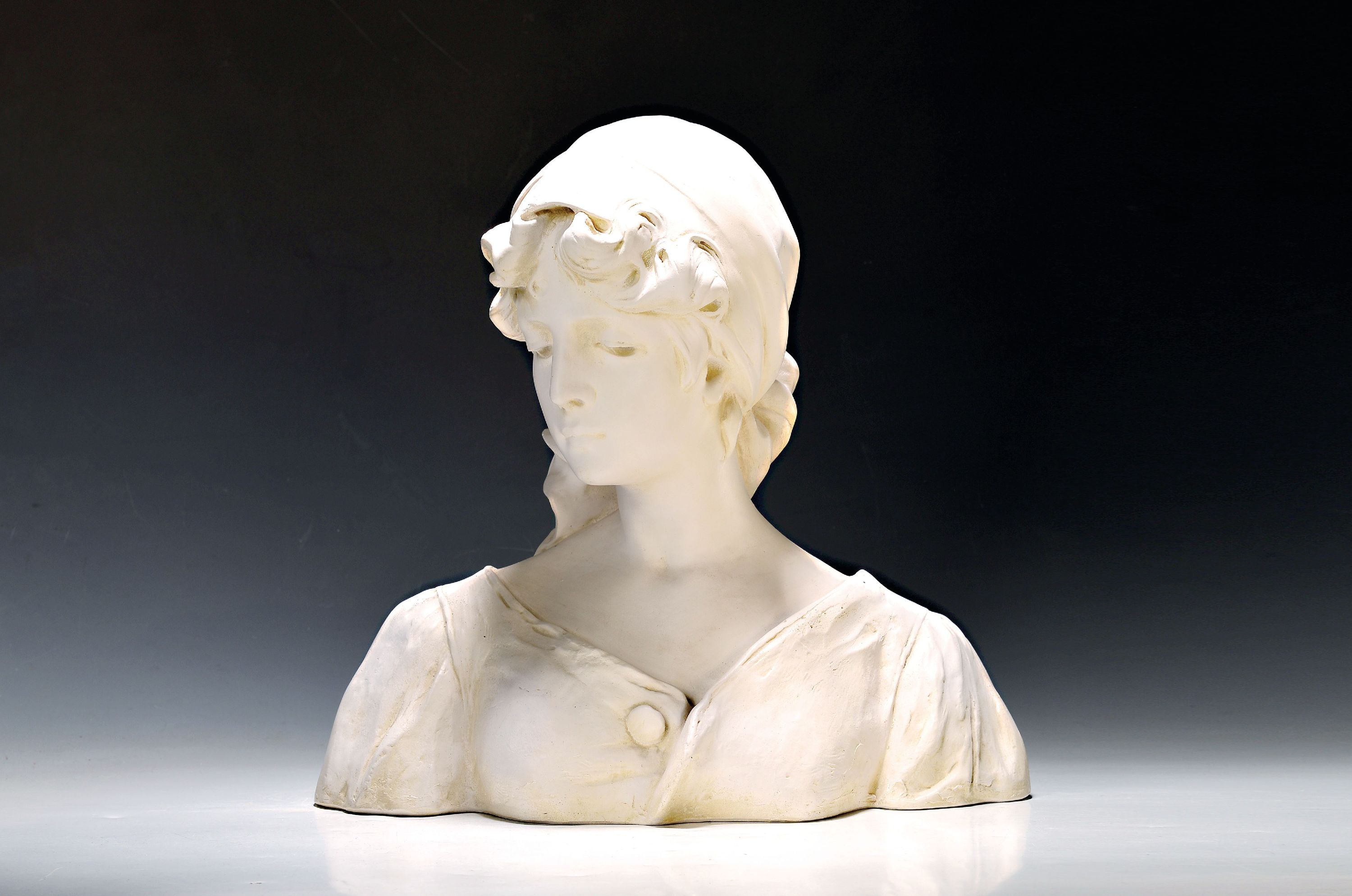 Große Büste, Frankreich, um 1900, Junge Frau mit Kopftuch über den Locken, gesenkter Blick, Gipsguss, H. ca. 43cm