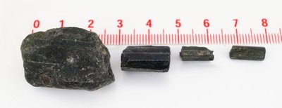 27042614a - Lot lose Turmalinrohsteine, ca. 1454 ct, versch. Größen, Formen und Farbnuancen ...