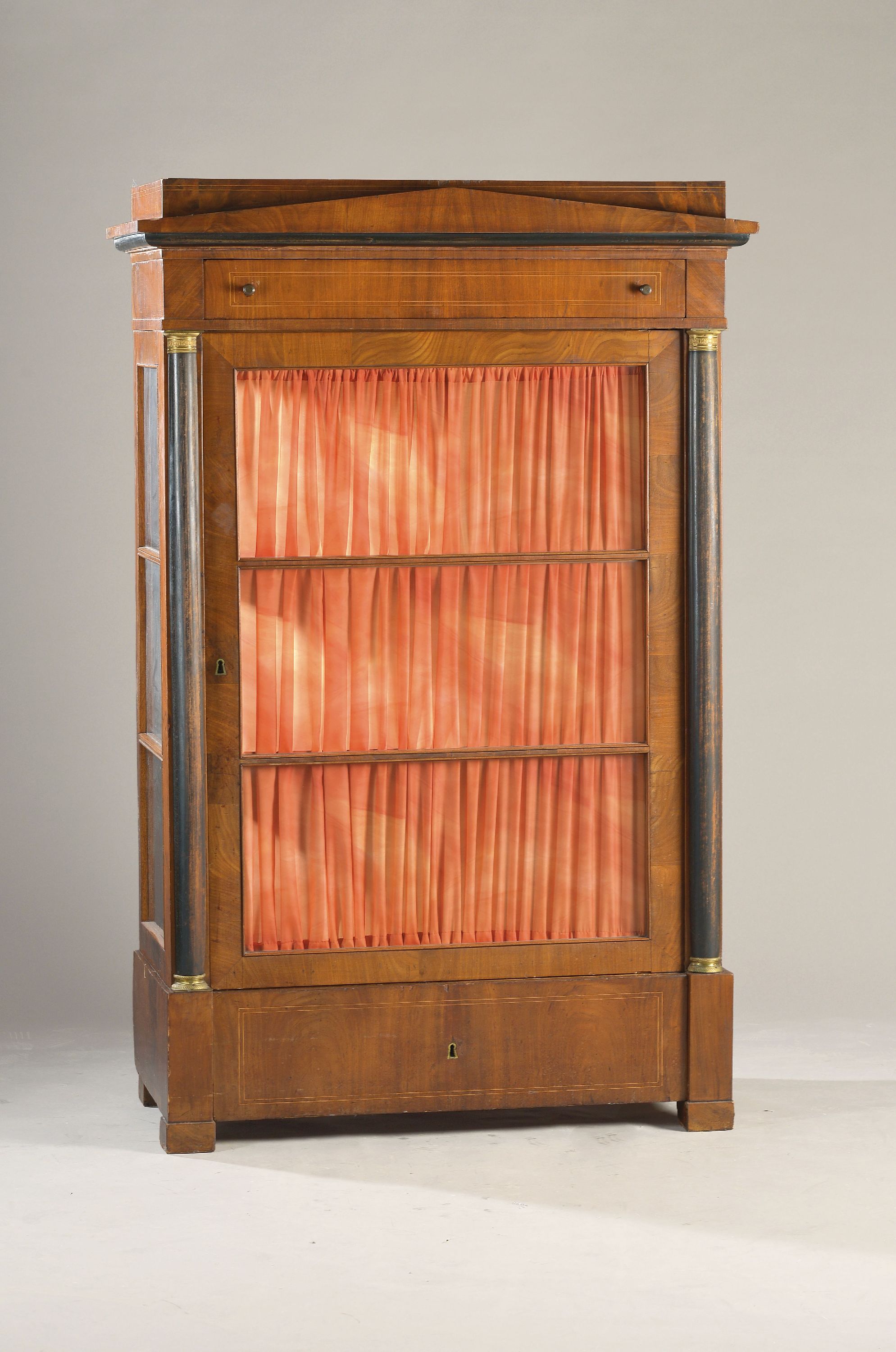 Image 27042741 - Spätklassizistische Vitrine, um 1820, Nußbaumfurnier, eintürig, mehrfach verglast, ...