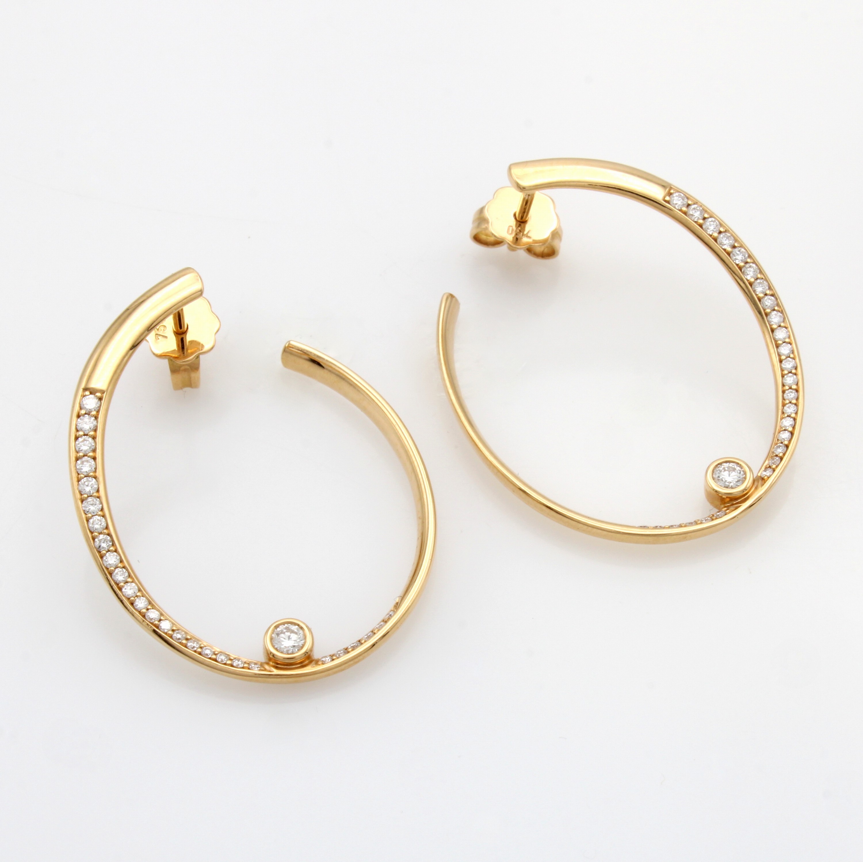 Image 27042775 - Paar Ohrstecker mit Brillanten, RG 750/ 000, ovale, versetzte Form, Brill. zus. ca. 0.44 ...