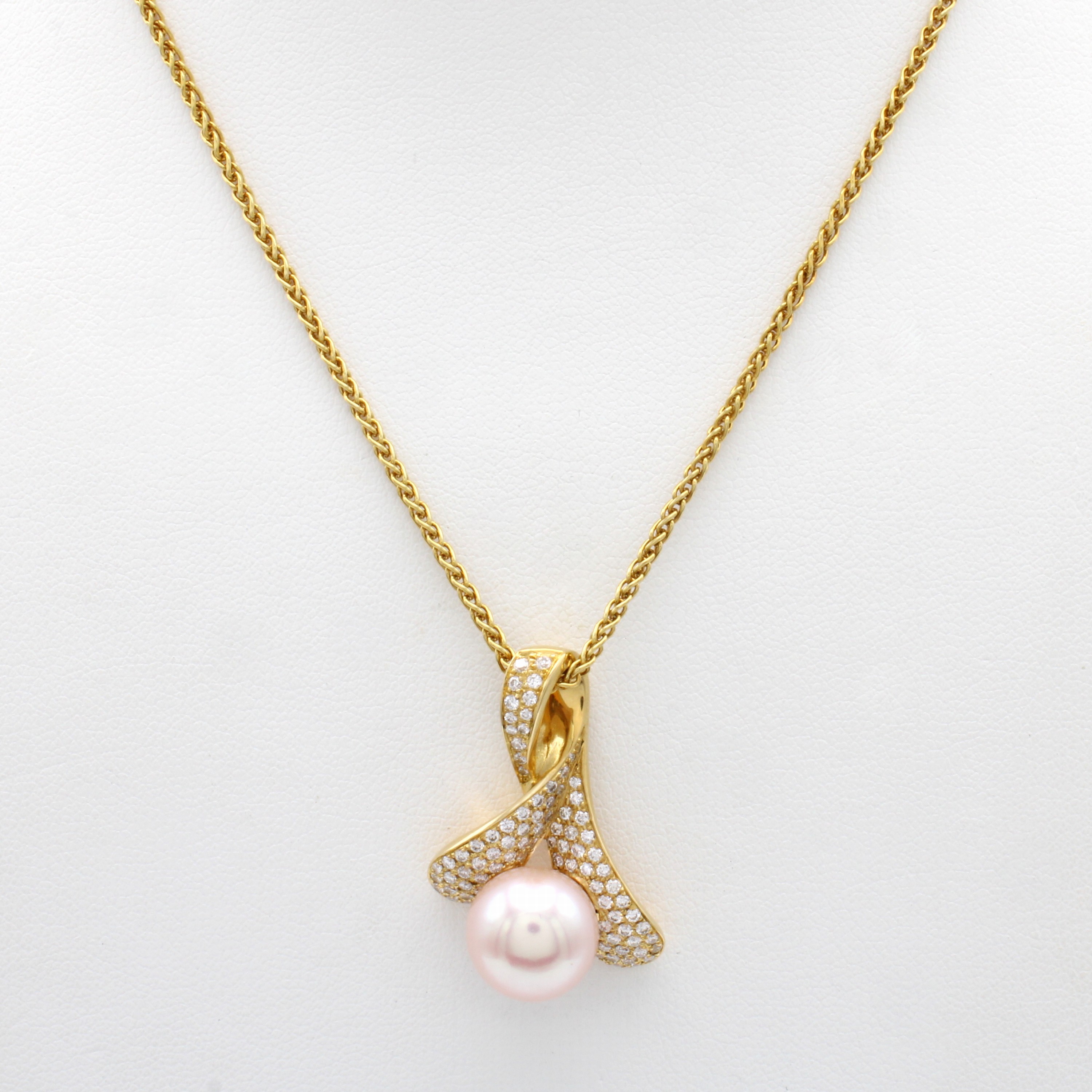 Image 27042786 - Anhänger mit Zuchtperle und Brillanten an Kette, GG 750/000, Brill. zus. ca. 0.70 ct ...