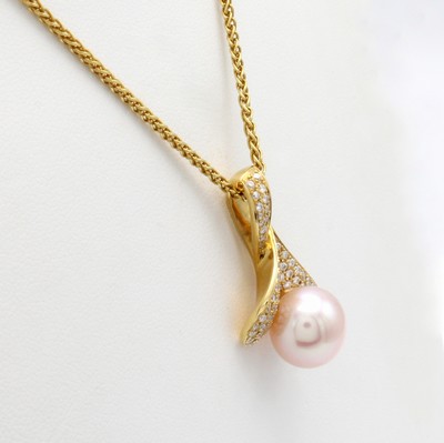 27042786a - Anhänger mit Zuchtperle und Brillanten an Kette, GG 750/000, Brill. zus. ca. 0.70 ct ...