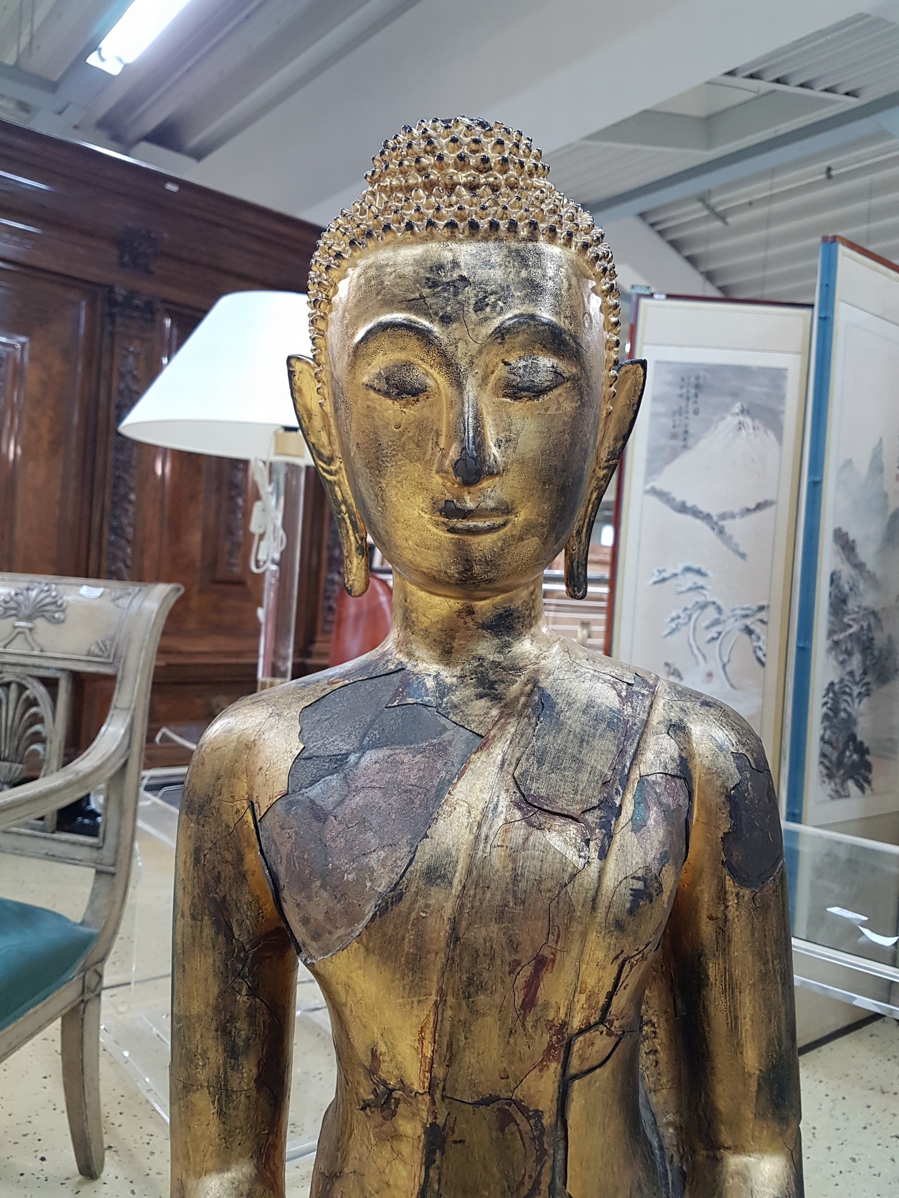 Detail e: Großer vergoldeter Buddha im Ayutthaya-Stil, Thailand, wohl 17./18.Jh., schwerer Metallguß, mind. drei verschiedene Schichten Vergoldung z.T. ...