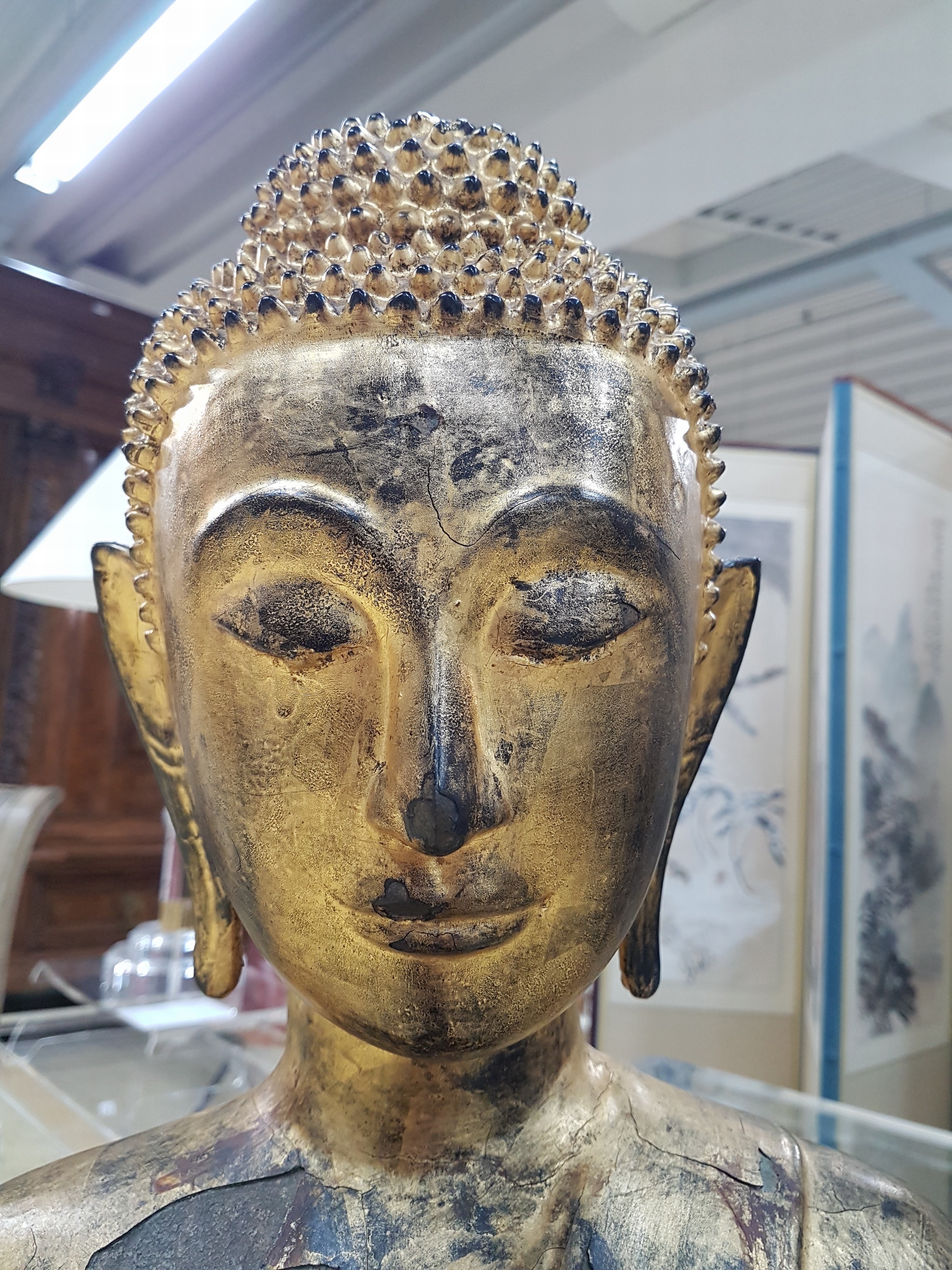 Detail f: Großer vergoldeter Buddha im Ayutthaya-Stil, Thailand, wohl 17./18.Jh., schwerer Metallguß, mind. drei verschiedene Schichten Vergoldung z.T. ...