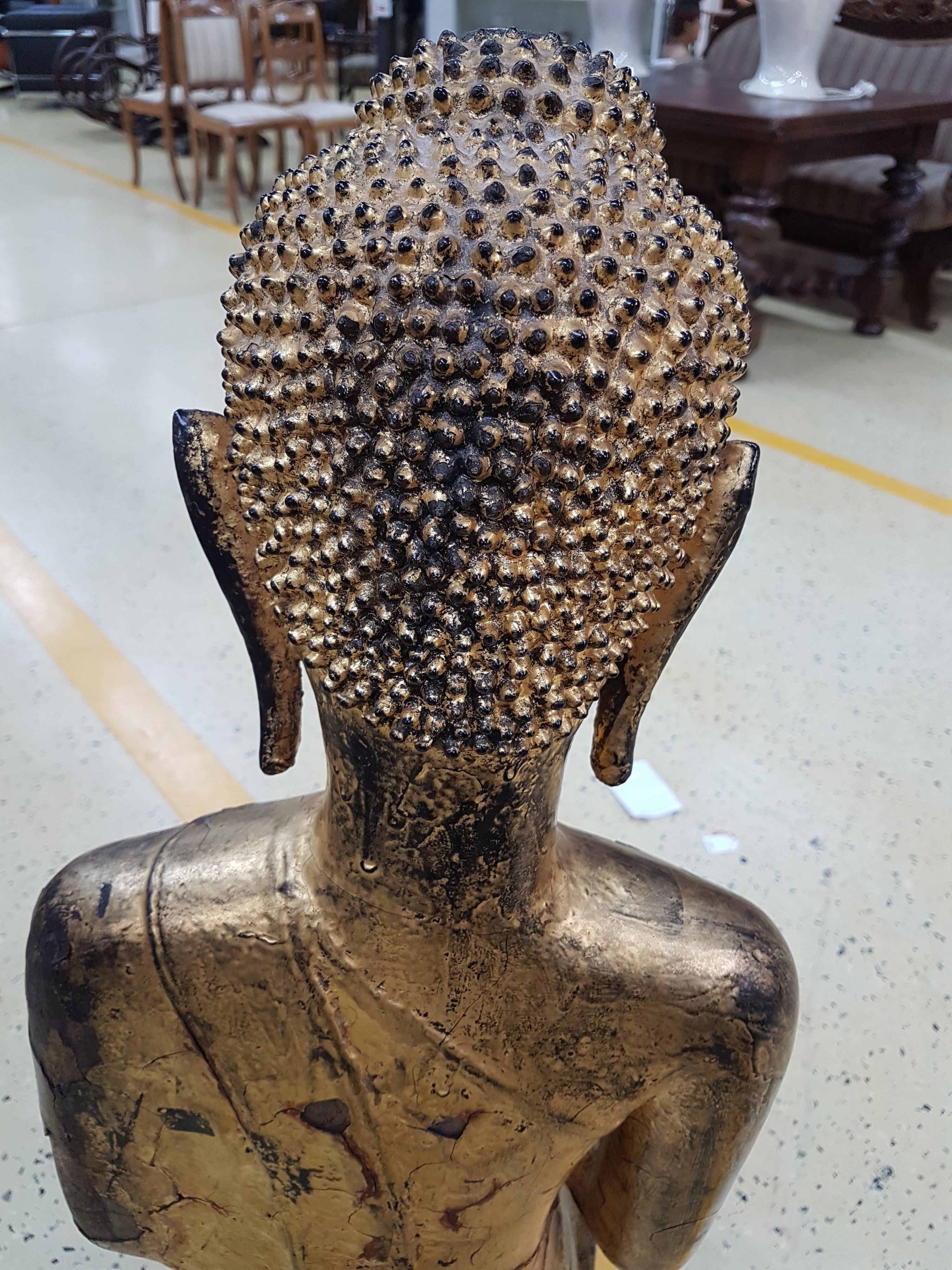 Detail i: Großer vergoldeter Buddha im Ayutthaya-Stil, Thailand, wohl 17./18.Jh., schwerer Metallguß, mind. drei verschiedene Schichten Vergoldung z.T. ...
